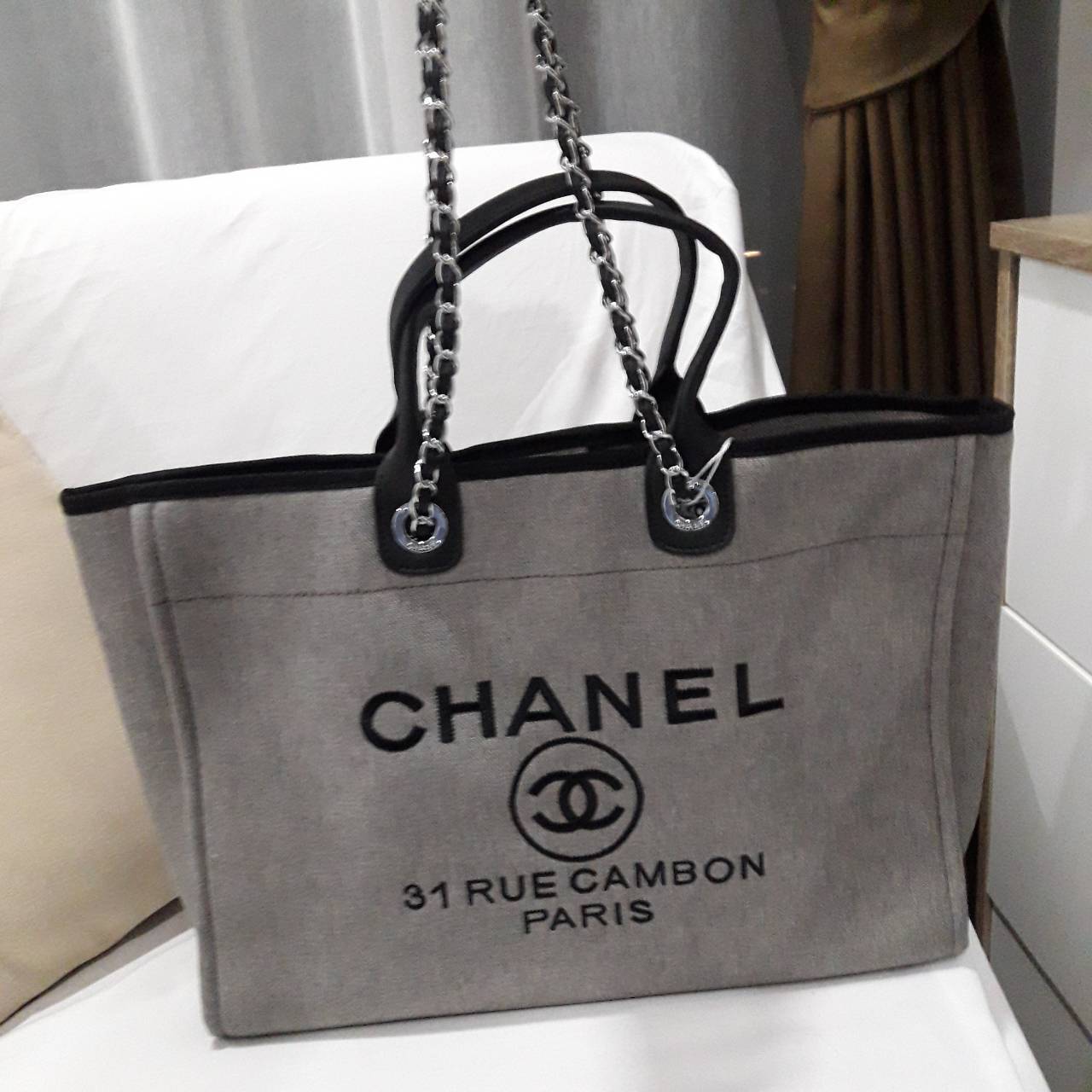 สีใหม่เข้าค้า ~~ รุ่นที่สาวๆรอคอย Chanel tote canvas bag จากงานพรีเมี่ยม VIP GIFT รุ่นดังเลยค้า Size ใหญ่อลัง บอกเลยว่า **งานดีที่สุด ตัวกระเป๋า กระเป๋าผ้าเป็นผ้า canvas เนื้อดีสมราคา สัมผัส นุ่มลื่นมือมากกกก อะไหล่เงินปั้มแบรนด์แท้ทั้งใบ ด้านหน้าปัก logo