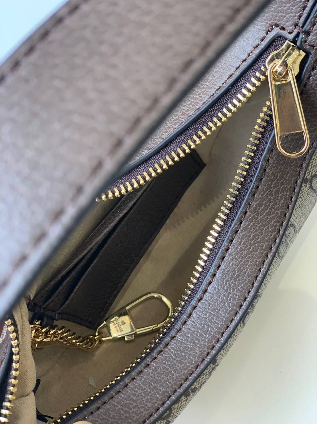 พรีเมี่ยมกิ๊ฟแท้ 100% 】GUCCI Beige Mini GG Ophidia Bag งานหนังแท้สวยอยู่ทรง ดีไซน์หรูฮิตสุด! เปิดปิดด้วยซิปแบรนด์สีทอง ภายในโล่งกว้างและจุสามารถใส่มือถือ กระเป๋าสตางค์ ของใช้ได้เยอะ สายสะพายหนังอะไหล่ทองหรูมีโลโก้แบรนด์ ไอเท็มแนะนำพร้อมส่งที่ไทยราคาสุดคุ้
