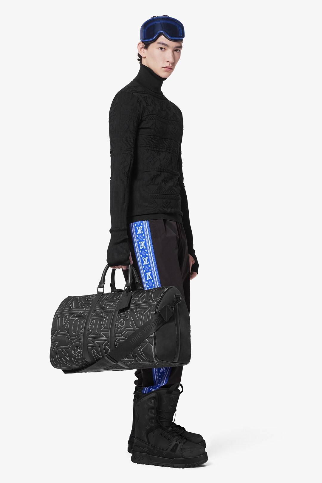 LV KEEPALL 50B SNOW BAG กระเป๋าเดินทางสุดคลาสสิค ประจำฤดูกาล Winter 2022 สไตล์สปอร์ต ทึ่ใครๆก็เฝ้ารอ ไอเท็มที่จะทำให้การเดินทางไม่ธรรมดาอีกต่อไป ด้วยดีเทลความเป็นเอกลักษณ์ เรียบแต่หรู ดีไซน์ลายปักความเป็นเอกลักษณ์ผสาน ลวดลายโมโนแกรมฟลาวเวอร์ ลงบนผ้าไนลอนร