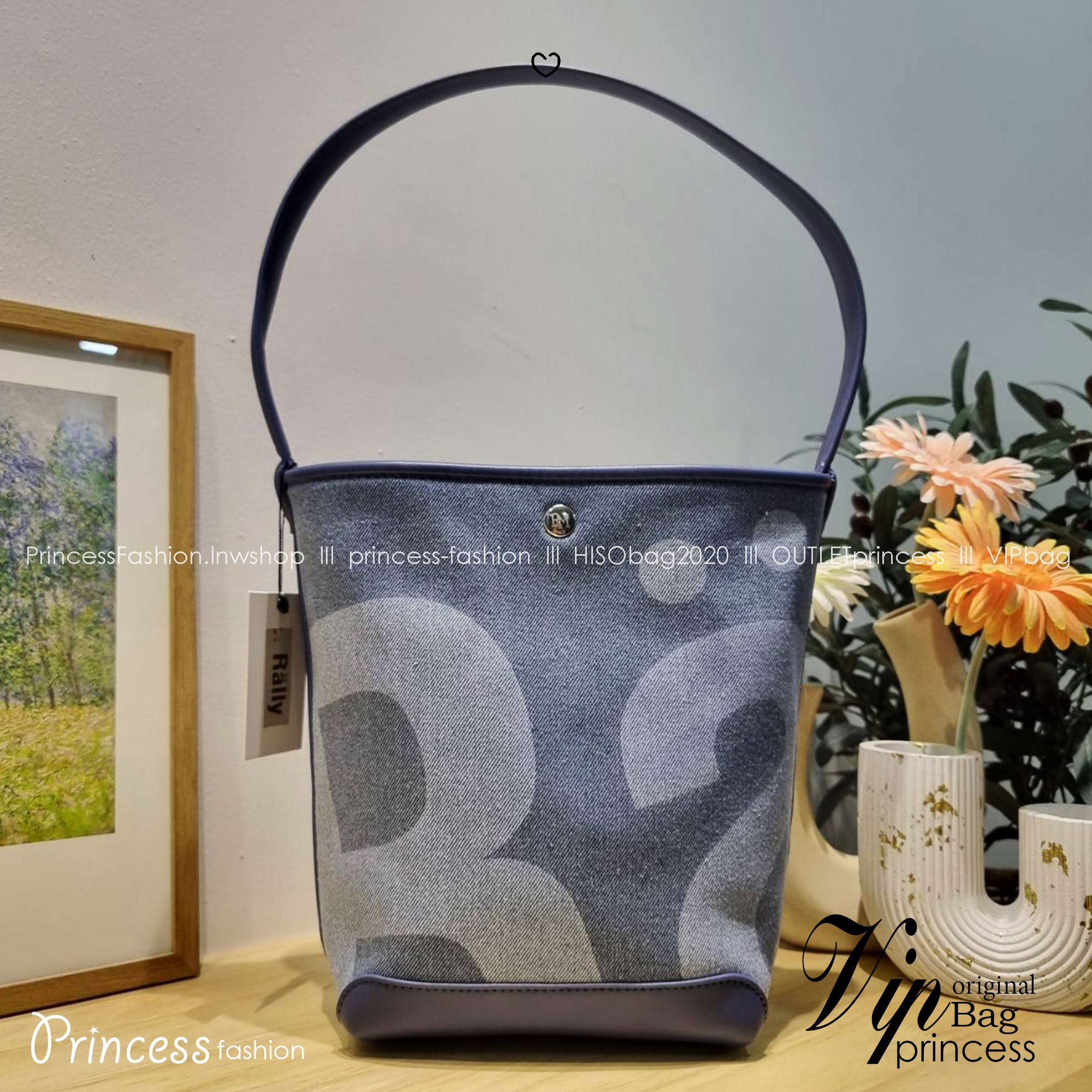 Rally movement the bag denim เป็นไอเท็มที่ฮอตสุดๆแห่งปีจริงๆ กับกระเป๋าทรงบัคเก็ต ที่ดีไซน์ออกมาคลาสสิคและใช้งานง่ายจริงๆ