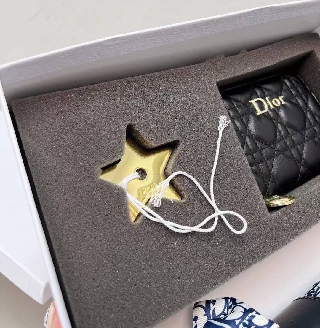 DIOR SET BAG / DIOR 30 Montaigne Box Bag / CD LIMITED EDITION GIFT BOX WITH GOLD STAR BOUTIQUE SET พร้อมเสิร์ฟครบชุด แรร์ไอเท็ม ที่ถูกรวมไว้ในหนึ่งเดียว กับ gift box limited จัดให้ทั้งกระเป๋าสะพายสุดหรู กระเป๋าสตางค์ใบสั้นรุ่นคลาสสิค ribbon เข้าเซ็ท และ g