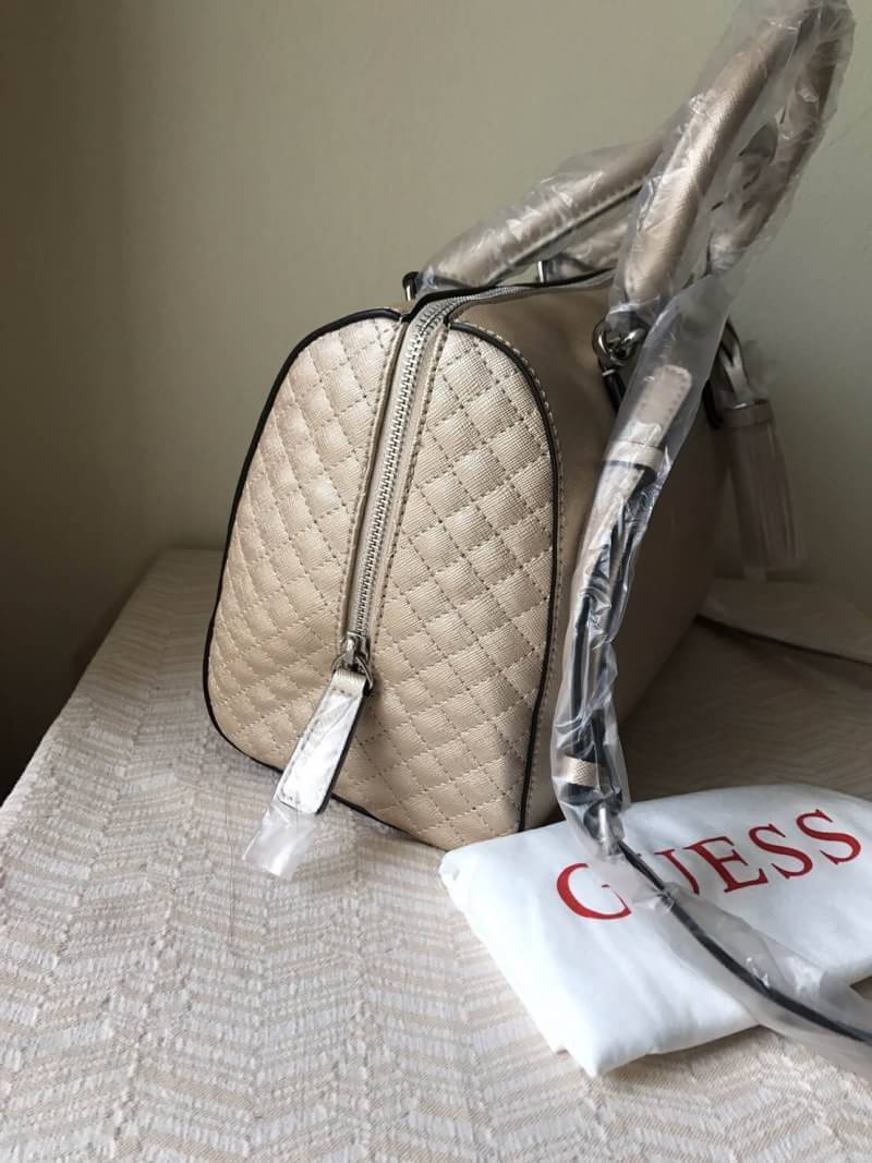 GUESS ทรง SPEEDY New arrival !! กระเป๋าถือ/สะพาย วัสดุหนัง Saffaino น้ำหนักเบา สวยเรียบหรูมากค่ะ เปิด/ปิดด้วยซิป วัสดุอย่างดี รอบตัวกระเป๋าเป็นลายตารางสวยงาม มีพู่หนังห้อยน่ารักค่ะ ภายในกว้างกำลังดี มีช่องเล็กใส่ของจุกจิก มีหูหิ้ว สายสะพายเลื่อนปรับระดับไ