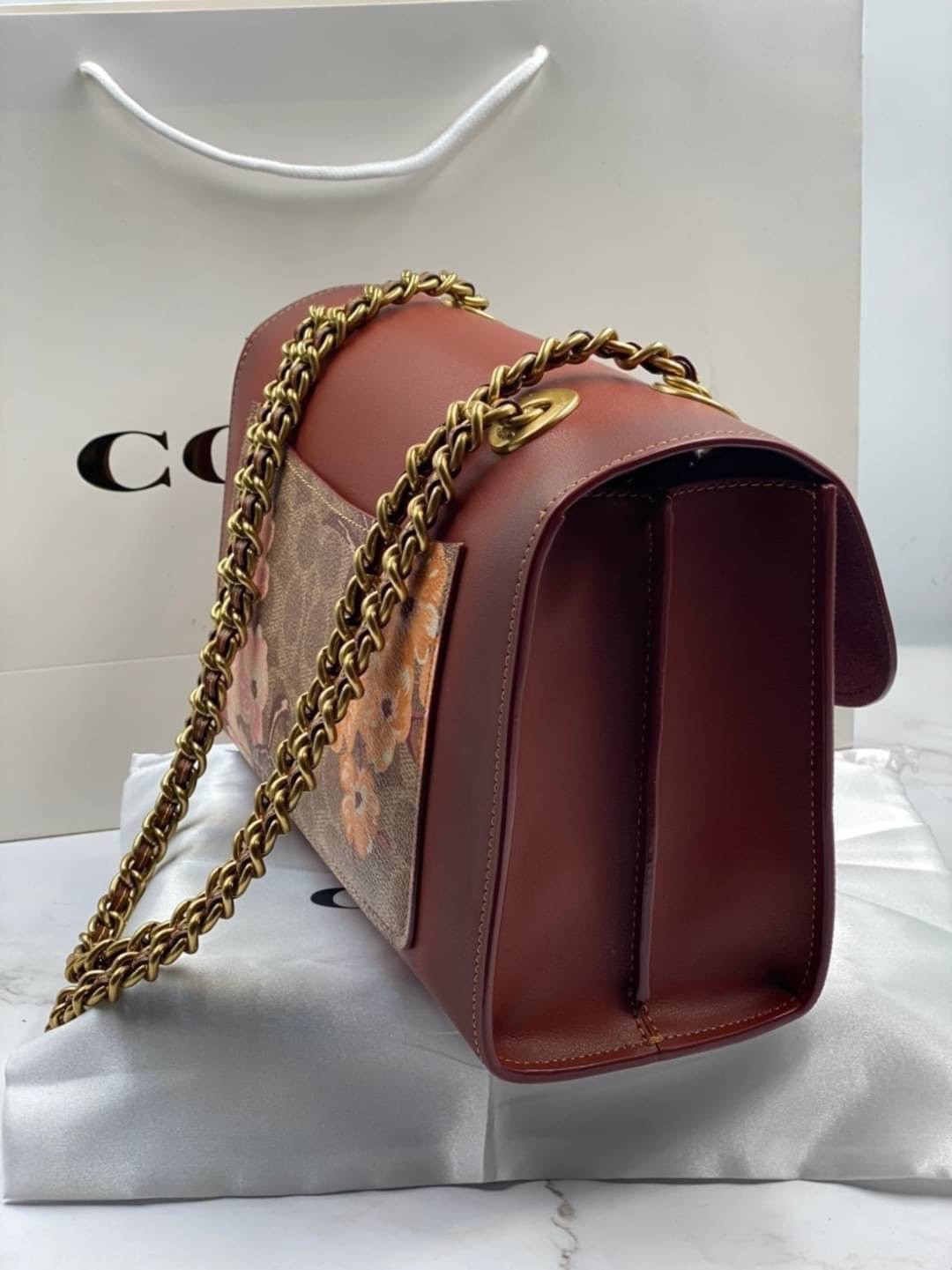 COACH 54649 PARKER IN SIGNATURE CANVAS WITH PRAIRIE FLORAL PRINT กลับมาอีกครั้ง!! กับไอเท็มสุดฮ็อต ที่สาวๆตามหากันนักหนา จัดมาแบบจุใจไปเลย ความสวยแซ่บไม่ต้องพูดเยอะ วัสดุหนังแคนวาสสลับหนังเรียบสวยคม พร้อมดีไซน์ลายดอกไม้โดดเด่น เปิด-ปิดง่ายด้วยตัวบิดล็อค ภ