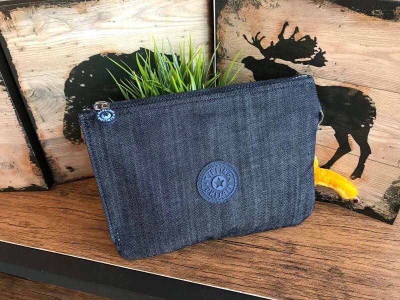 KIPLING ELLETRONICO DISNEY’s JUNGLE BOOK POUCH กระเป๋าคล้องมือทรงพอรช์จากการ์ตูนวอลท์ดิสนีย์ ที่วาดลวดลายลงบนกระเป๋า สำหรับใส่ของจุกจิก มือถือ กระเป๋าสตางค์ เครื่องสำอางค์ได้ มาพร้อมพวงกุญแจขนปุกปุย ภายในมีช่องเล็กแยกเป็นสัดส่วน สามารถคล้องมือถือเก๋ๆเลยคร