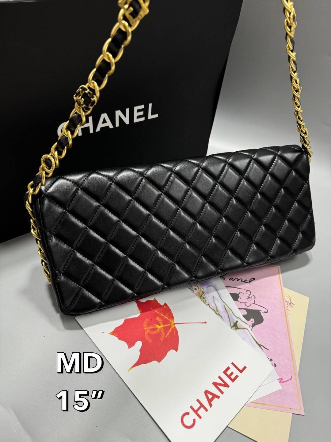 CHANEL Clutch Flap Bag กระเป๋าสะพายทรงคลาสสิค ไซส์ยาวพิเศษ หนังเรียบเงาผิวสัมผัสนุ่มลื่นมาก สวยหรูดูแพง ถือเป็นคลัชหรือสะพายไหล่ได้เก๋ๆ ใช้ยังไงก็ดูหรู ด้วยดีไซน์เฉพาะตัว ใบจริงสวยคมมาก