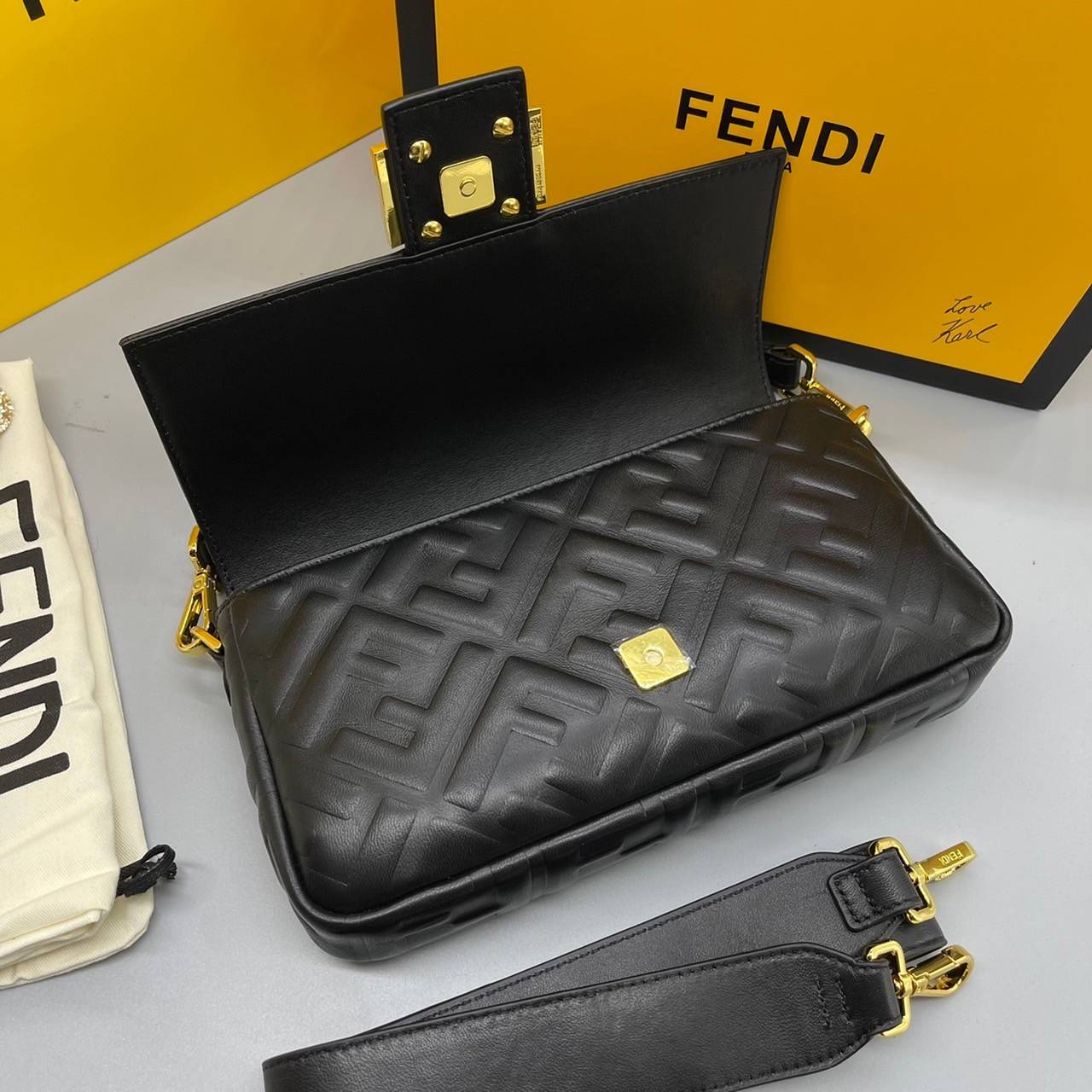 หนังแท้ FENDI Baguette Black leather bag พร้อมส่งที่ไทย ภาพสินค้าถ่ายจากงานขายจริง ใช้งานต่างประเทศได้ค่ะ