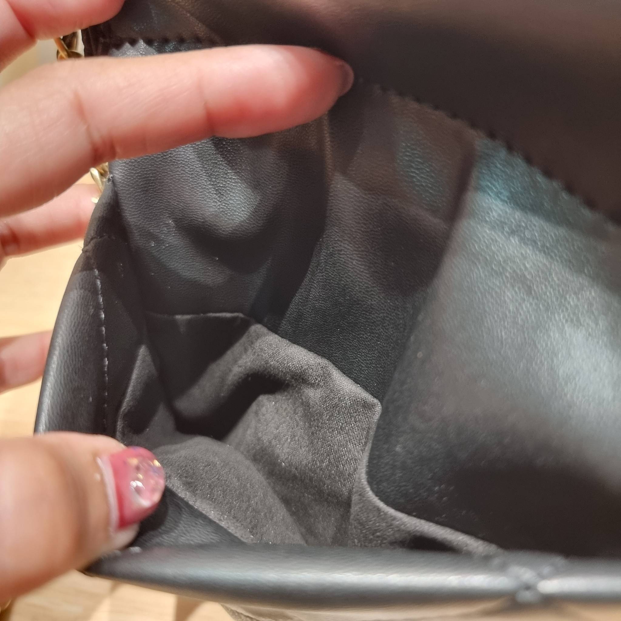 Chanel 23P mini bucket bag น่ารักมากๆ กับกระเป๋าสะพายไซส์มินิ ที่ปล่อยผ่านไม่ได้จริง ดีไซน์สายโซ่คล้องแขนตกแต่งอะไหล่ห้อยเพิ่มมูลค่า และยังตกแต่งโลโก้สวยเด่น