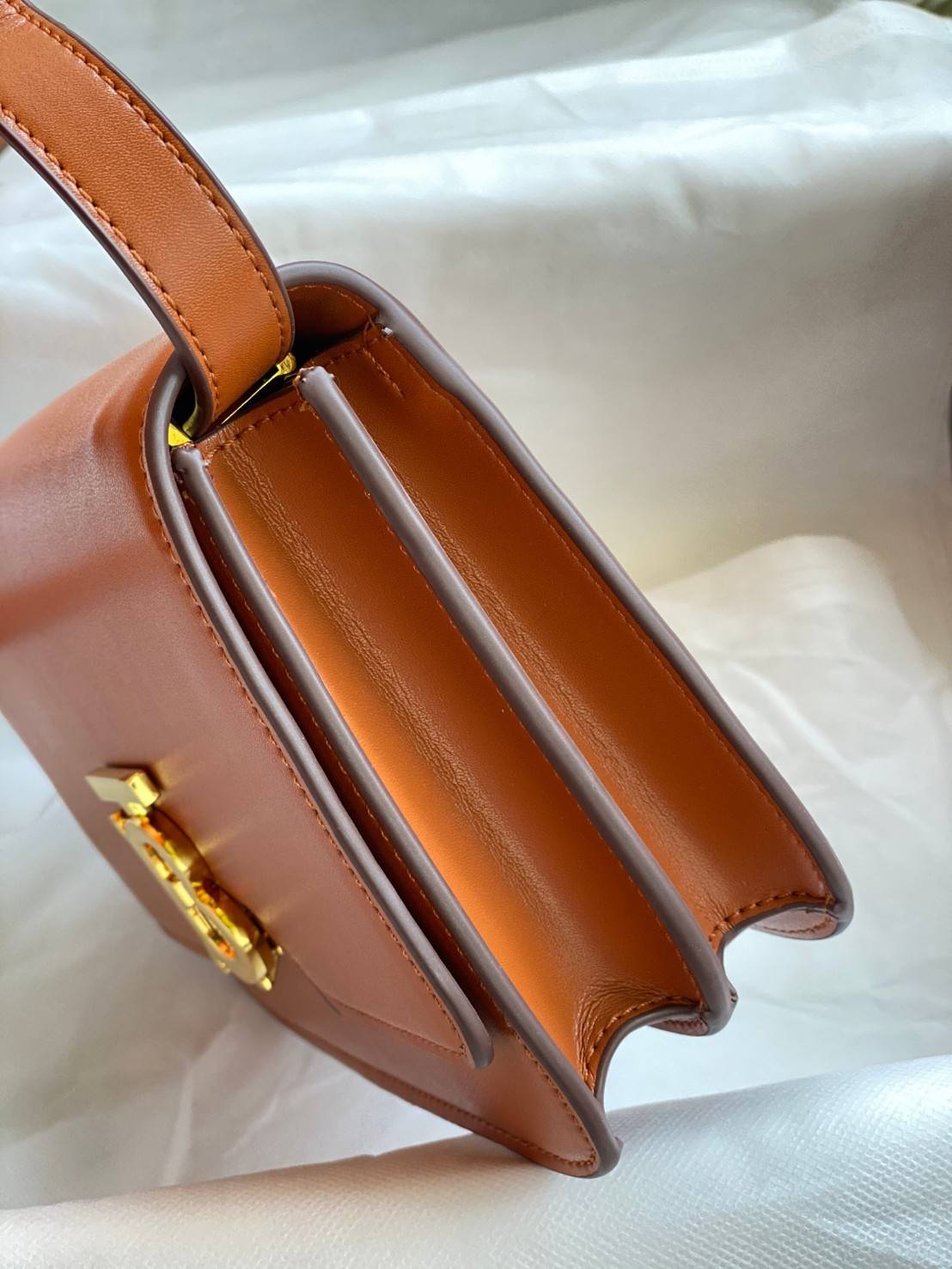 BURBERRY FRAGRANCES CROSSBODY BAG VIP GIFT WITH PURCHASE (GWP) กระเป๋าสะพายพรีเมี่ยมกิ๊ฟ Limited Edition จากน้ำหอม BURBERRY DUTY FREE วัสดุ Calfskin หนังเรียบสวยอยู่ทรงดีไซน์ยอดนิยมประดับโลโก้แบรนด์ทองด้านหน้า เปิดปิดด้วยฝาปิดสัญลักษณ์ตัวB ภายในมีช่องแบ่ง