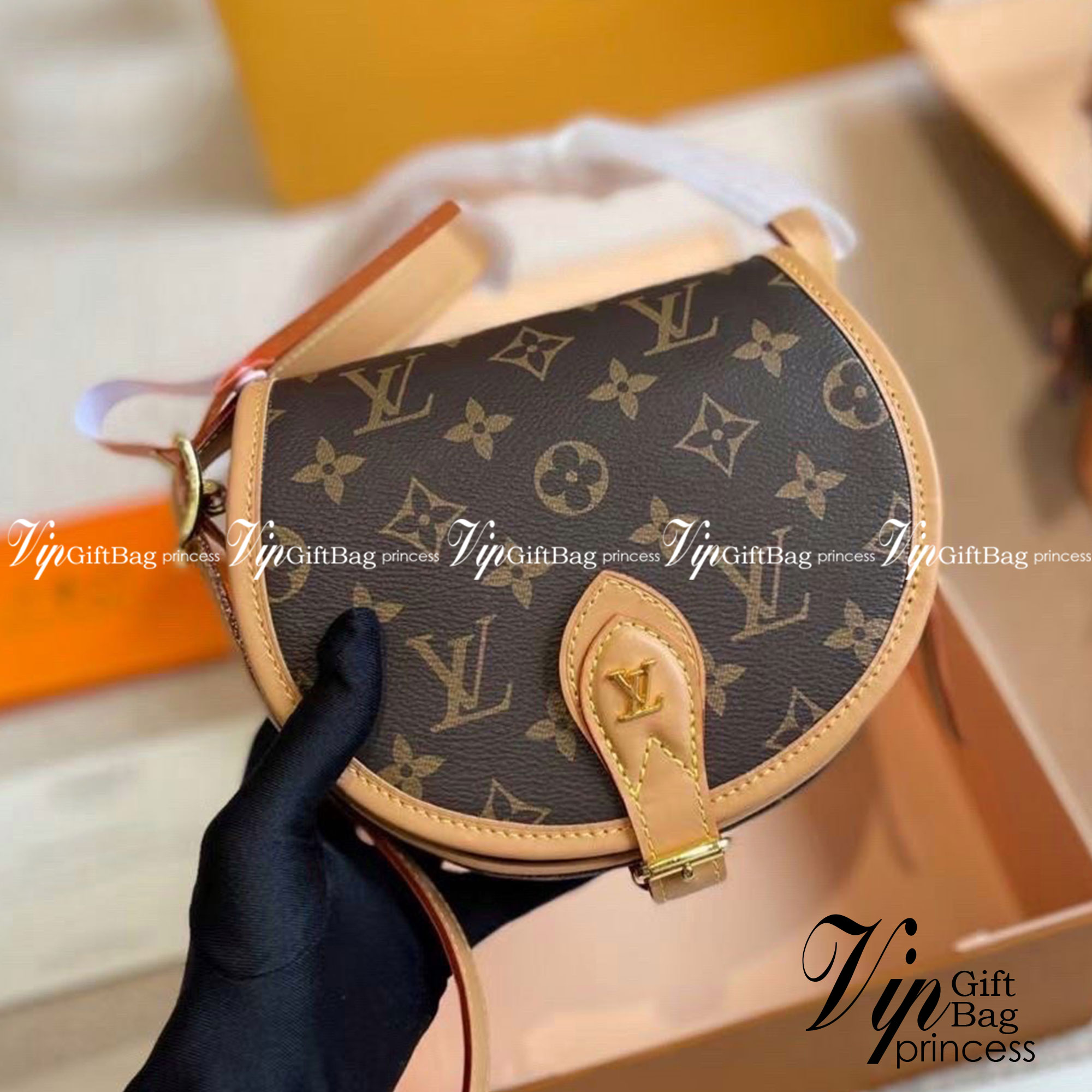 LV Tambourine Monogram Crossbody Bag กระเป๋าสะพายไซส์มินิ น่ารัก คอลเลคชั่นดีไซน์ใหม่ ทรงโค้งมน สวยหรู สายสะพายปรับได้ตามชอบ ราคาดีงามจัดมาให้พร้อม box set ชวนสะสม ห้ามพลาดจ้า