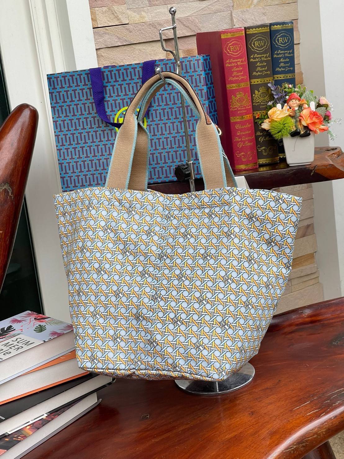 Tory Burch Printed Small Tote Bag กระเป๋าถือแบรนด์ทอรี่เบิร์ช ลายปริ้นท์สวยๆ ด้านหน้าเป็น brown logo patch embossed ป้ายหนังแท้สีน้ำตาล ปั๊มนูนโลโก้เป็นเทกเจอร์ วัสดุ100%recycled polyester คอลเลคชั่นใหม่สำหรับฤดูกาลนี้ สามารถบรรจุของได้หลากหลาย ทั้งยังมีด