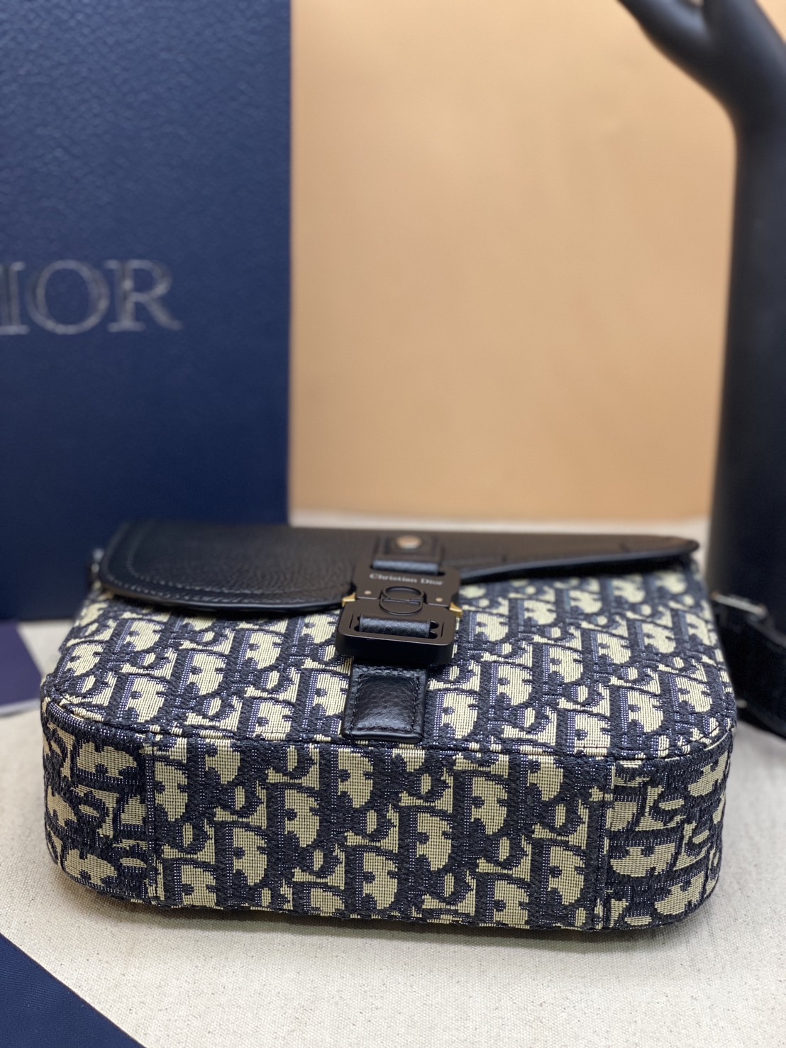 DIOR Small Saddle Messenger Bag with Flap กระเป๋าทรงแมสเซ็นเจอร์รุ่นฮิต เกรดออริ สลับแท้ 1:1