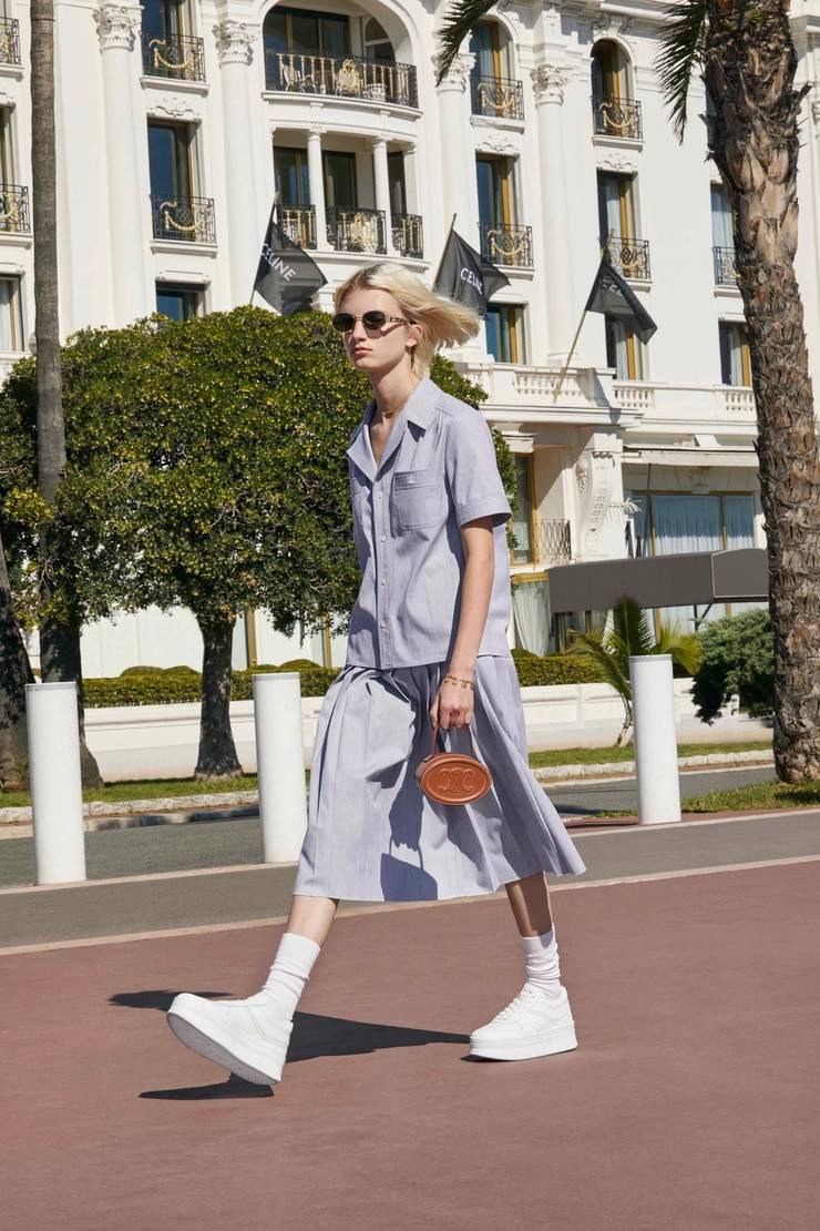 VIP 🥂 CELINE OVAL MINAUDIERE CUIR TRIOMPHE น้องน่ารักม้ากกกก!! น่ารักตะโกนไปเลย!! กับกระเป๋าทรง oval รุ่นแรร์ไอเท็ม ที่หายาก และ sold out ไปหลายรอบ!! น้องใบกะทัดรัด สำหรับสาวๆที่ชอบพกพกของแบบง่ายๆ ให้ชีวิตไม่ยุ่งยาก คล้องแขนใช้งานเก๋ๆ วัสดุหนังสัง