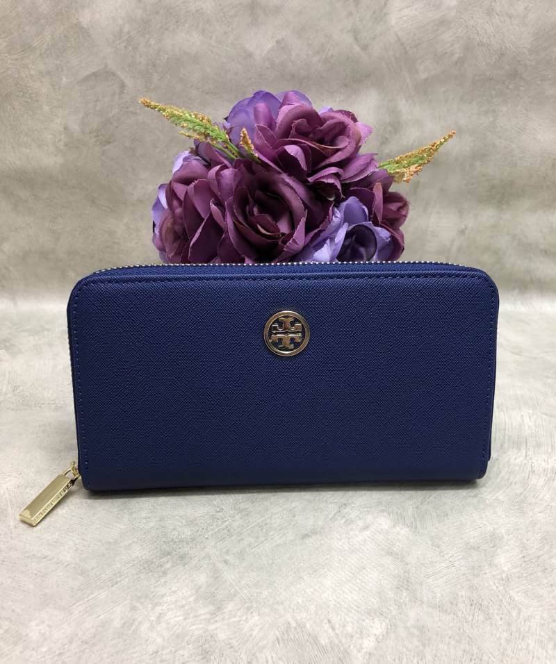 NEW TORY BURCH LONG WALLET BAG กระเป๋าสตางค์ใบยาว ซิปรอบ หนังซาฟเฟียโน่ ด้านหน้าติดโลโก้แบรนด์ เปิดปิดกระเป๋าแบบซิป หัวซิปแบรนด์นะค่ะ ด้านในแบ่งสามช่อง มีช่องซิปกลาง ช่องหน้าหลัง ใส่ธนบัตร และบัตรต่างๆได้ถึง 8 ใบนะค่ะ. ซัปในตีลายแบรนด์ สวยหรูที่สุด
