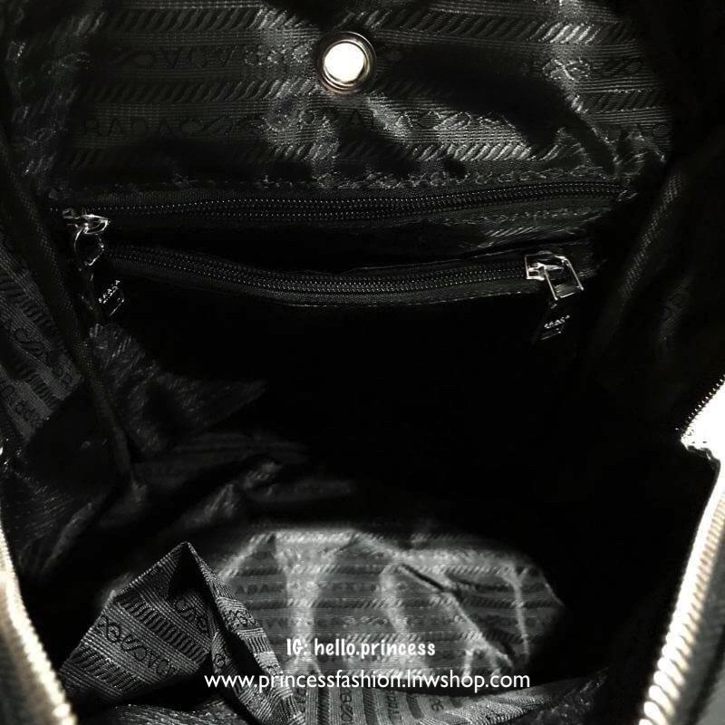 PRADA NYLON BACKPACK กระเป๋าสะพายเป้ Limited edition VIP Gift With Purchase (GWP) จากเคาน์เตอร์แบรนด์วัสดุ Nylon&Polyester เนื้อหนาคุณภาพดีตามแบบฉบับแบรนด์ ด้านหน้าประดับโลโก้แบรนด์ เปิดปิดด้วยซิปสะดวกใช้ หูจับแข็งแรง สายสะพายหลังลายแบรนด์เลื่อนปรับได้ ด้