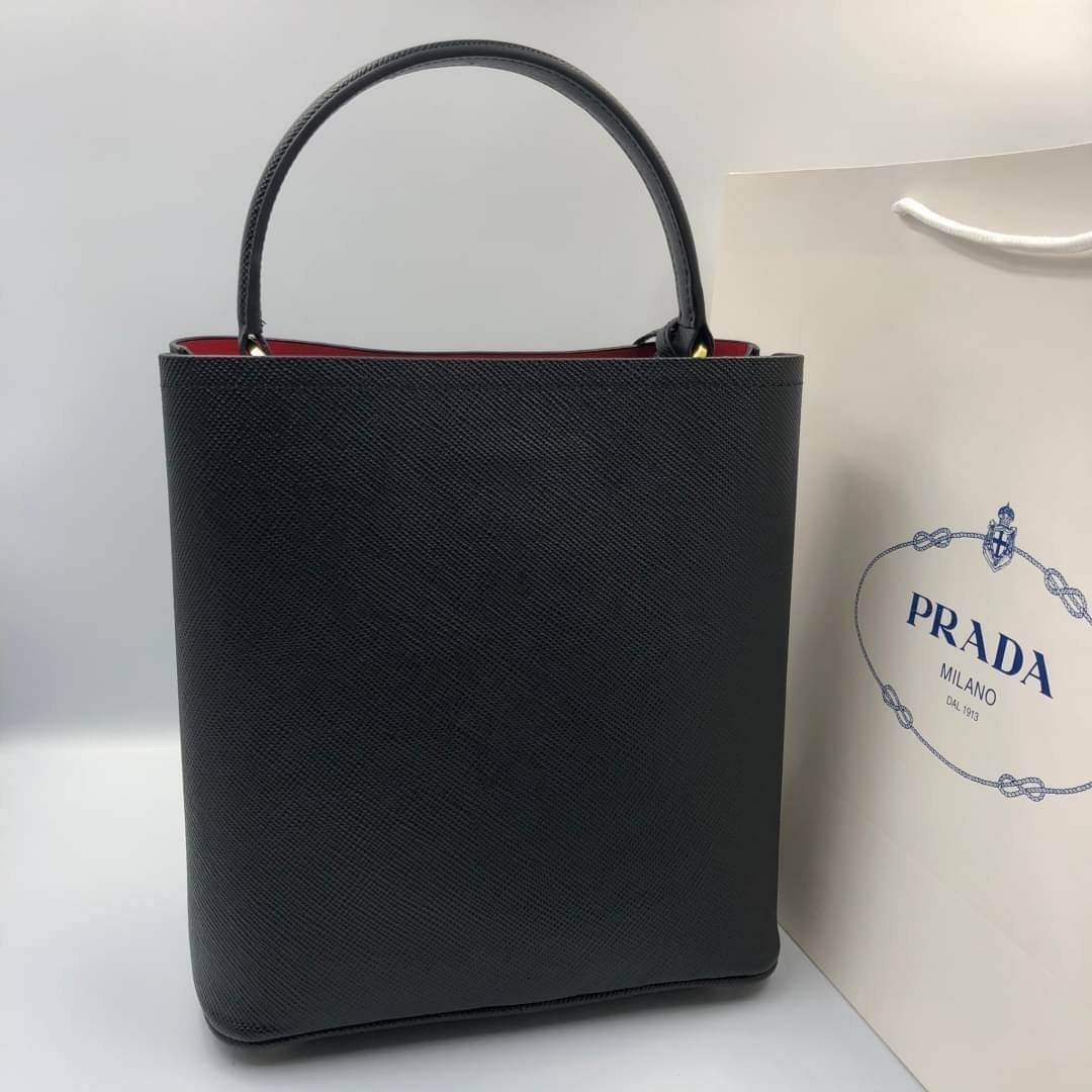 VIP 】หนังแท้ Prada Panier Bag Medium Saffiano Leather พร้อมส่งที่ไทย กระเป๋าสะพายข้างทรงบัคเก็ต จุของได้เยอะมาก เรียบแต่หรู ต้องใบนี้เลยค่าา