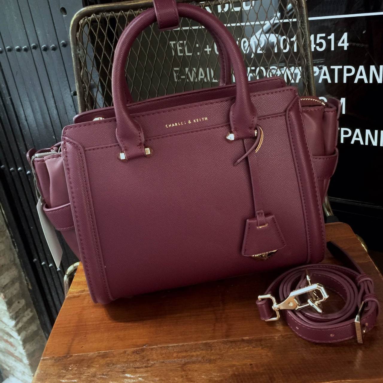 Charles&keith Structured Trapeze Detail Bag สำหรับคอลเลคชั่นใหม่ 2018 เพิ่มสีสวยๆโดนใจให้คุณได้เลือก ตัวกระเป๋าวัสดุหนัง PU อยู่ทรงน่าใช้ ภายในช่องใหญ่จุของได้เยอะม๊วกกก ช่องซิปเล็กด้านใน และช่องเก็บของจุกจิก เปิด-ปิดด้วยซิปรูดลื่นใช้งานคล่องตัว สายสะพายถ