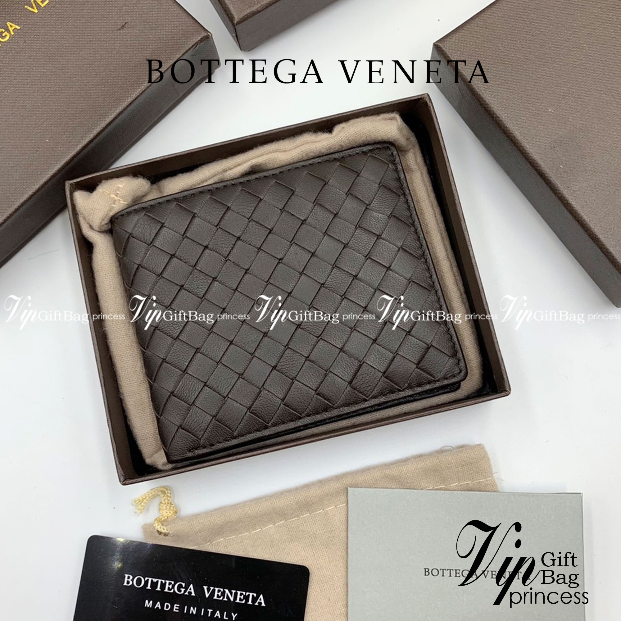 หนังแท้ BOTTEGA VENETA WALLET / BV Wallet พร้อมส่งที่ไทย กระเป๋าสตางค์ใบสั้นคุณผู้ชาย รุ่นตามหา มาเท่าไหร่ไม่เคยพอเลยค่า เป็นรุ่นคลาสสิกที่หยิบมาใช้งานได้บ่อยที่สุด งานหนังลูกวัวแท้ทั้งใบ ใช้ทนทานได้นาน ใช้ทนทานได้นานภาพสินค้าถ่ายจากงานขายจริง ใช้งานต่างป