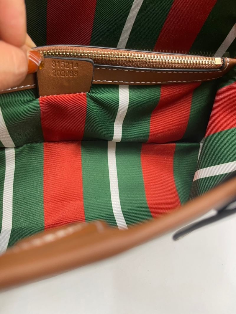 GUCCI GG Emblem small tote bag กระเป๋าทรงโท้ทสะพายไหล่รุ่นใหม่ ขนาดกำลังสวย ใส่ของได้แบบจุกๆ หูสะพายปรับและถอดออกได้ เก๋มากๆ คลาสสิคไม่มีเบื่อ