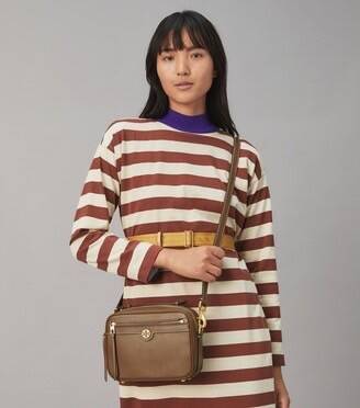 TORY BURCH T MONOGRAM JACQUARD CAMERA BAG กระเป๋าสะพาย Crossbody วัสดุหนังวัวแท้ การออกแบบเรียบง่าย ยังคงความหรูหราเอาไว้ โดดเด่นด้วยลวดลาย T Monogram มาพร้อมสายสะพายยาวแบบสปอร์ต ถอดออกได้ สายปรับระดับได้ ตอบสนองการใช้งานได้ดี มีหูหิ้วด้านบนสามารถใช้งานได