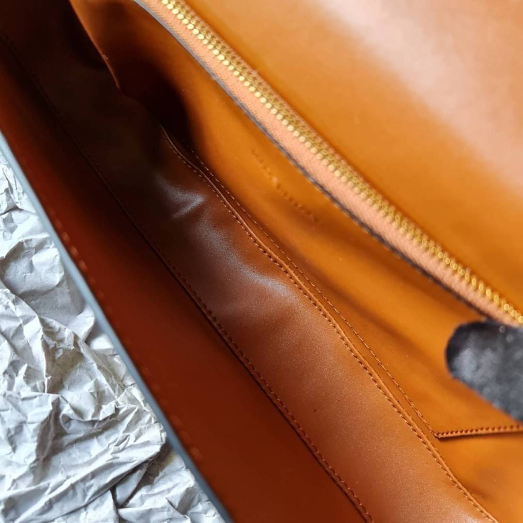 CELINE Women Chain Bag Triomphe in Triomphe Canvas-Tan / CELINE TRIOMPHE CHAIN SHOULDER BAG / CELINE WOMEN WINTER 21 ก็ปังๆ ยาวๆ ไปเลยสิคะ กระเป๋าดีไซส์ใหม่ ใหญ่กว่าเดิม จุของได้เยอะ งานหนังแคนวาสสวยหรู สวยมากกก เก๋มาก ต้องมีแล้วค่าา แบบใหม่ล่าสุด งานพึ่ง