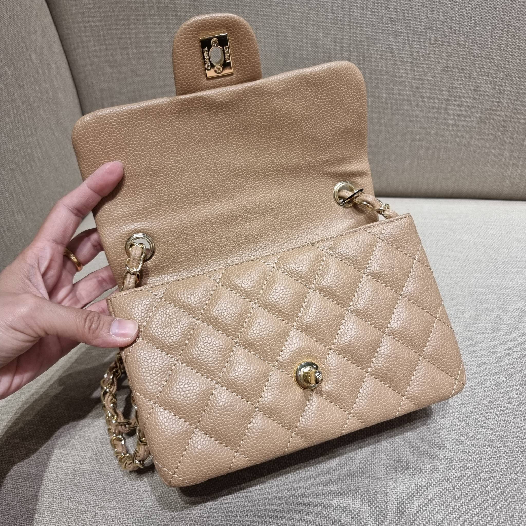 VIP 】3สี คัมแบคทูสต็อค!! จัดมาแน่นๆ พร้อมสีรับความเฮง!! พรีเมี่ยมจากแบรนด์ Chanel vip สุดพิเศษจากเคาน์เตอร์ กระเป๋าสะพาย หนังสังเคราะห์ลายคาร์เวีย หรูหราทั้งอะไหล่เงินและอะไหล่ทอง สะพายแล้วขับผิวมากๆใบนี้ เปิด-ปิดกระเป๋าด้วยตัวบิดล็อค ภายในกระเป๋าบุหนังสี