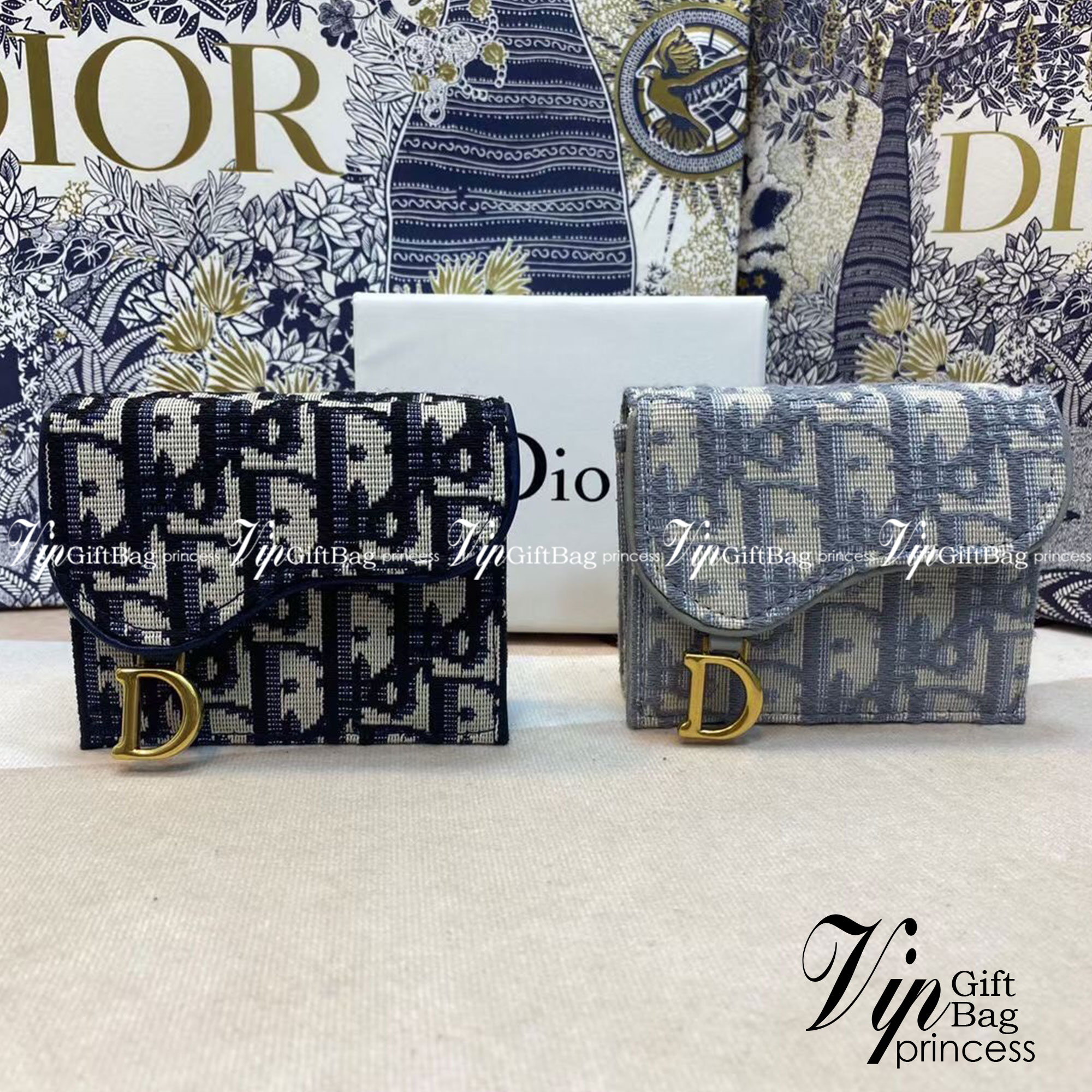 VIP 🥂DIOR Wallet Saddle Lotus / Dior tri-fold wallet กระเป๋าสตางค์ 3 พับทรงตั้ง มีช่องใส่เหรียญ ใส่การ์ด ใส่ธนบัตรได้ ครบเลยค่ะ วัสดุหนังแท้ และผ้า Jacquard อย่างดี ทอสวยงาม ผสมผสานความสง่างามและคลาสสิกที่เข้ากับยุคสมัย ภาพสินค้าถ่ายจากงานขายจริง 