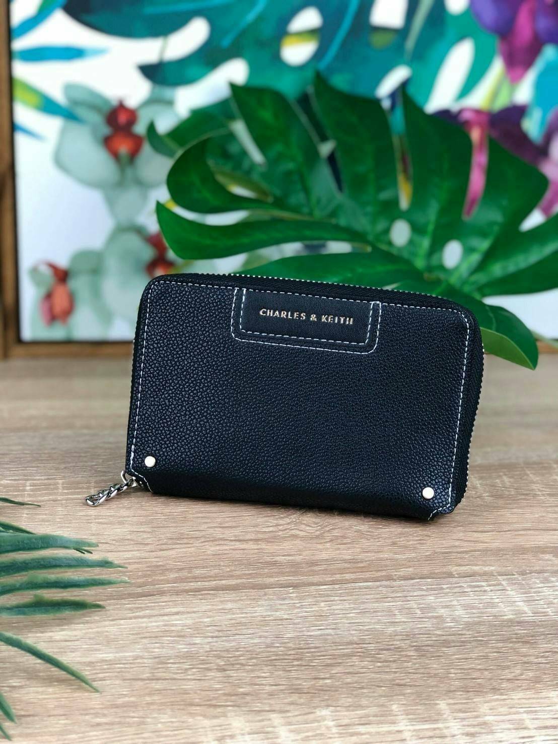 CHARLES & KEITH CHAIN ZIP WALLET กระเป๋าเงินซิปรอบใบกลาง หนังขึ้นลายสวยงาม ด้านหน้าปั๊มโลโก้แบรนด์ มีจุดเด่นที่ซิปเป็นห่วงโซ่เล็กๆน่ารัก ด้านในมีช่องซิปใส่เหรียญ ช่องบัตร 4 ใบและช่องใส่ธนบัตรตามยาว ใส่แบงค์พันได้ตามยาวเลยค่า ไว้ใช้กับกระเป๋าใบเล็กเหมาะมาก