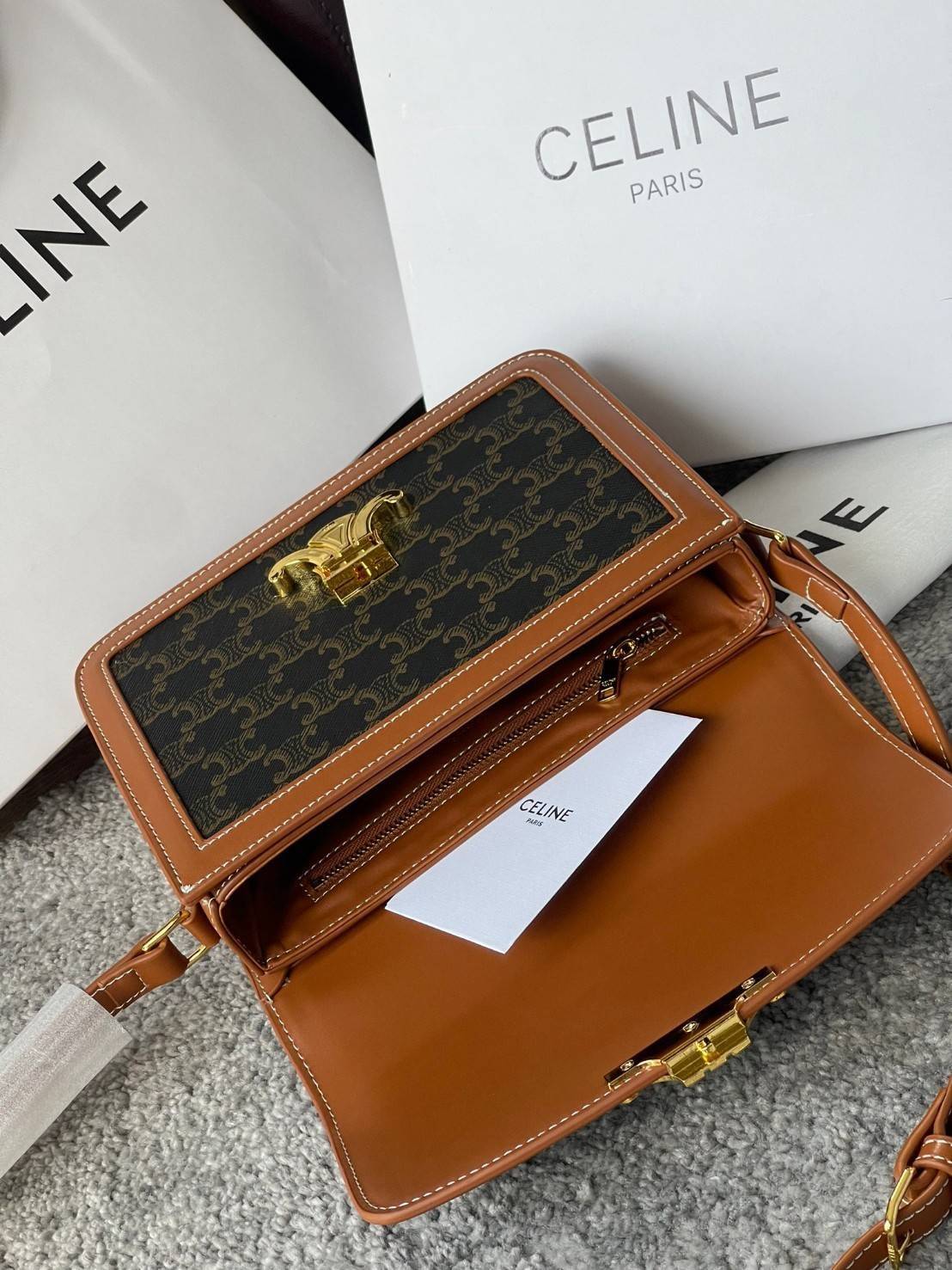 VIP 】Celine TEEN MEDIUM TRIOMPHE BAG IN TRIOMPHE CANVAS สาวๆที่กำลังมองหากระเป๋าน่ารักเอาไว้ใช้ในวันสบาย ๆ แต่ไม่รู้เลือกกระเป๋า Celine รุ่นไหนดี แนะนำรุ่นนี้เลยคะ เป็นกระเป๋าสะพายข้างขนาดกำลังดี สวยแบบคลาสสิก หรูหราด้วยแคนวาสเคลือบลาย Triomphe อีกทั้งยัง