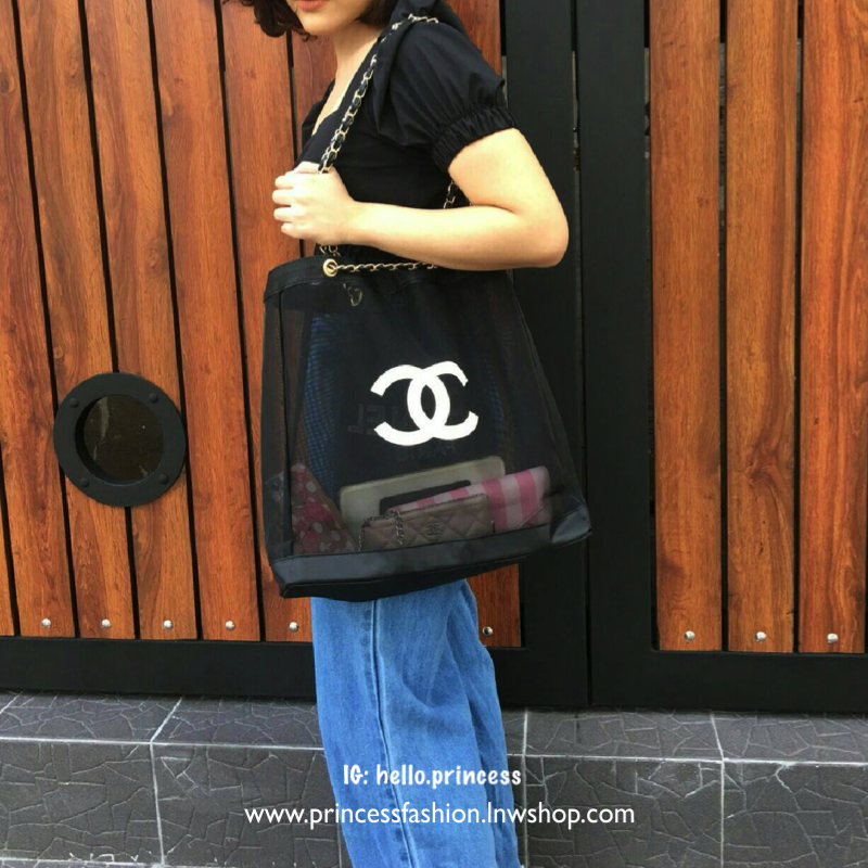 พร้อมส่งความสวยหรู 👠👠 Chanel Shopping Bag With Chain กระเป๋าสะพายใบใหญ่ทรง Shopping Bag Limited Edition พรีเมี่ยมกิ้ฟของแท้นำเข้าจาก Chanel Perfume Counter ของแท้100% (ไม่ใช่งานเลียนแบบ) ใบใหญ่วัสดุ Nylon โปร่ง *อะไหล่ทอง ♡ ปั้ม CHA