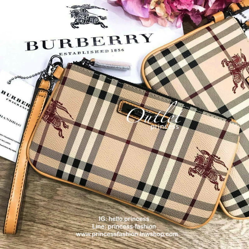 BURBERRY FRAGRANCES WRISTLET Gift With Purchase (GWP) Limited พรีเมี่ยมกิ๊ฟของแท้จากเคาน์เตอร์น้ำหอม BURBERRY วัสดุหนังเรียบลาย Signature คลาสสิคประดับโลโก้ มาพร้อมสายคล้องมือ เปิดปิดด้วยซิปภายในมีโลโก้ มีช่องใส่บัตร ใส่แบงก์พัน บัตร เครื่องสำอางค์ ใส่มือ