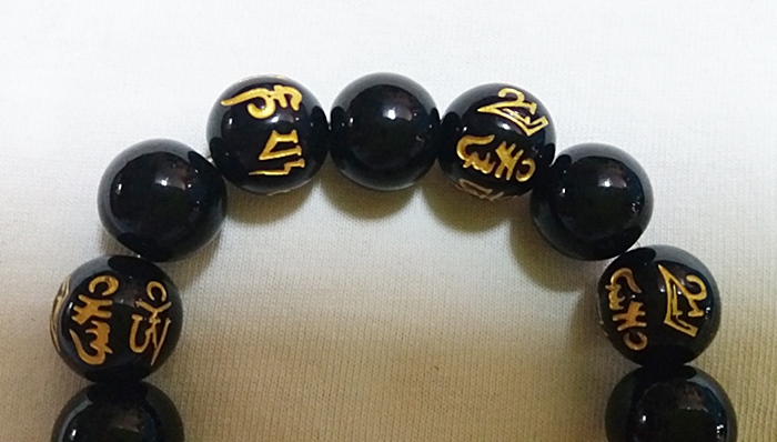 สินค้าหมดค่ะ สร้อยข้อมือปี่เซี้ยะคู่สีทองหินสลักบทสวดมนต์ทิเบต ช่วยต้านสิ่งไม่ดีเสริมโชคลาภ แก้ชงปีมะโรง ปี2561 พร้อมใบคาถาค่ะ