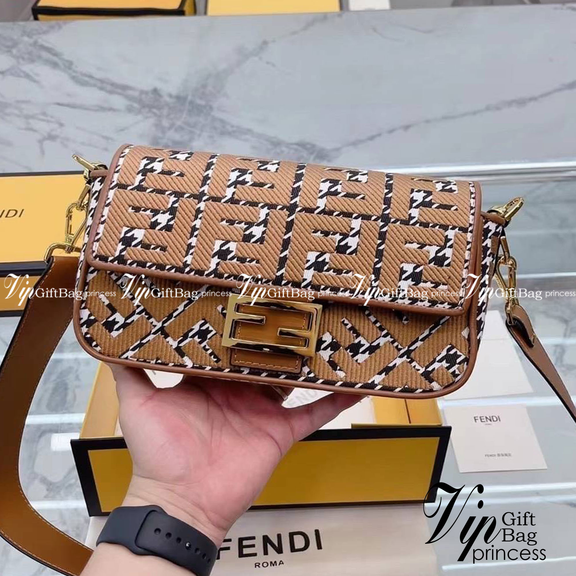 FENDI Baguette Brown houndstooth wool bag with FF embroidery / fendi baguette fabric bag กระเป๋าสะพายเฟนดิ งานจริงสวยมาก พร้อมสายสะพาย 2 เส้น ถอดได้ งานปั้มทุกจุด วัสดุคุณภาพดี แนะนำ ไม่ผิดหวัง มีจำนวนจำกัดนะคะ ภาพถ่ายจากงานขายจริง ใช้งานต่างประเทศได้