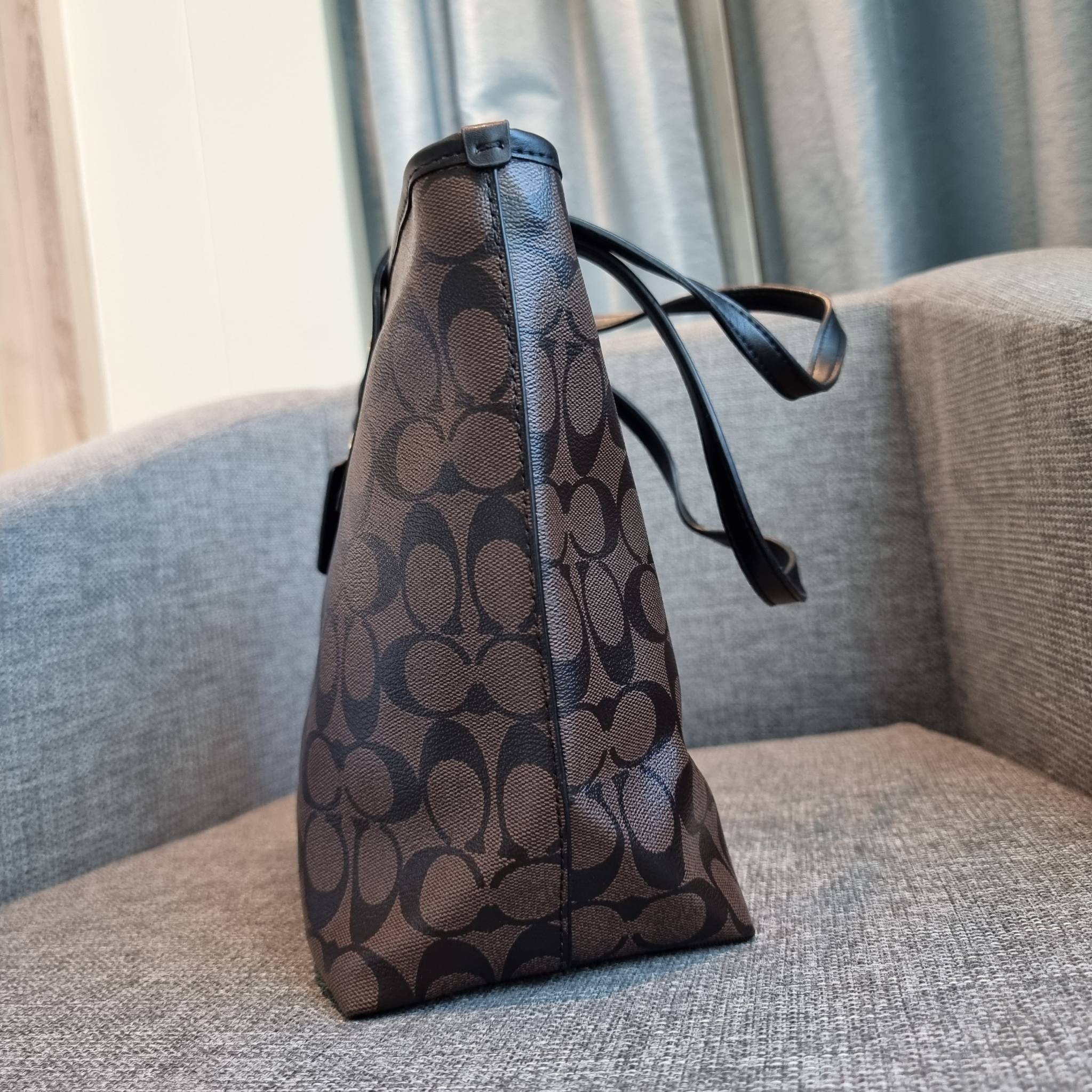 OUTLET 】COACH F58292 CITY ZIP TOTE IN SIGNATURE 16" รุ่นขายดี!! ไซส์ใหญ่ สีสวยมาให้แบบจัดเต็ม!! กระเป๋าถือทรงโท้ทใบใหญ่ สวยน่าใช้ทุกสี สะพายคล้องไหล่ได้เก๋ๆ จุของแน่นๆไปเลยจ้า!! วัสดุหนังแคนวาสคุณภาพ ปากกระเป๋าเปิด-ปิดด้วยซิป กันของหล่นได้ ถือไปไหนก็