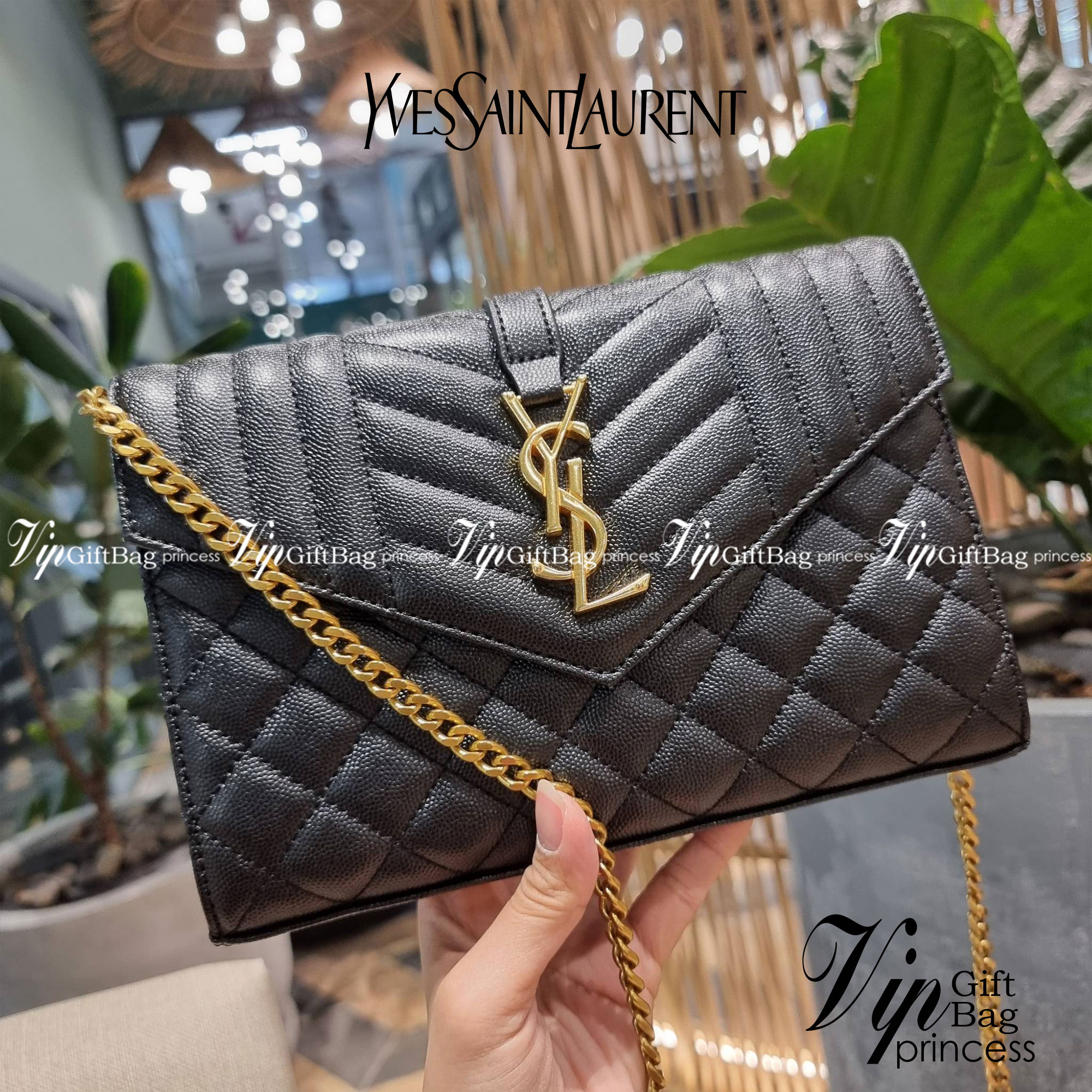 Yves Saint laurent envelope quilted with chain / YSL WOC กระเป๋าสะพายทรง woc สุดฮอต ในดีไซน์ใหม่ ดีเทลเย็บสวยคม โดดเด่นกว่าใครแน่นอน วัสดุหนัง pepble ทนทาน ใช้งานง่ายเพียงแค่เปิด-ปิดด้วยกระดุมแม่เหล็ก ภายในแบ่งสัดส่วนได้ดี มีช่องใส่บัตร มีช่องซิป ใส่มือได