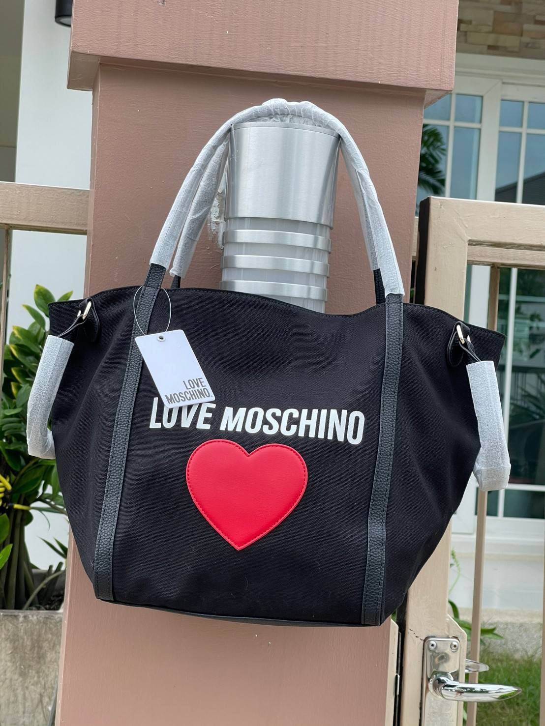 Love Moschino Borsa Donna MOD.JC4333PP07KV VAR.Unica กระเป๋าทรง Tote เป็นกระเป๋าที่สาวๆ ทำงานนิยมมากที่สุด เพราะมีขนาดใหญ่พอเหมาะใส่เอกสารขนาด A4 ใส่ของใช้ของจำเป็นได้ครบสำหรับการใช้งานนอกบ้านใน 1 วัน ถ้าต้องออกไปธุระต่อตอนค่ำก็ยังไม่ใหญ่เทอะทะเกินไป