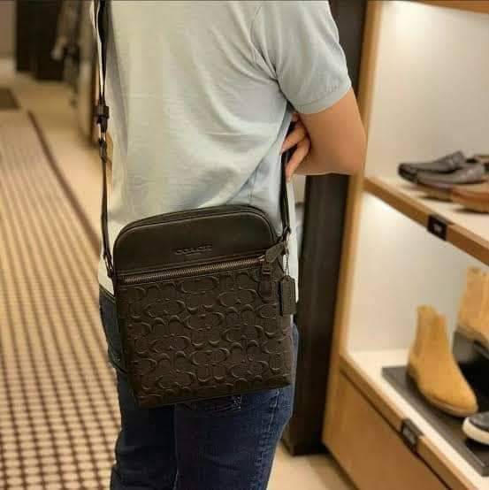 COACH HOUSTON FLIGHT BAG IN SIGNATURE LEATHER (COACH F73338) กระเป๋าสะพาย ลวดลาย C นูน SIGNATURE ที่ดูโดดเด่นมาก// วัสดุหนังแท้ทั้งใบ อยู่ทรงสวย// ด้านในโล่งกว้าง จุของได้เยอะ ด้านหน้ามีอีกช่องซิบไว้เก็บของสำคัญได้อย่างเป็นสัดส่วน ลงตัว เปิด-ปิด ด้วยซิบ/ 