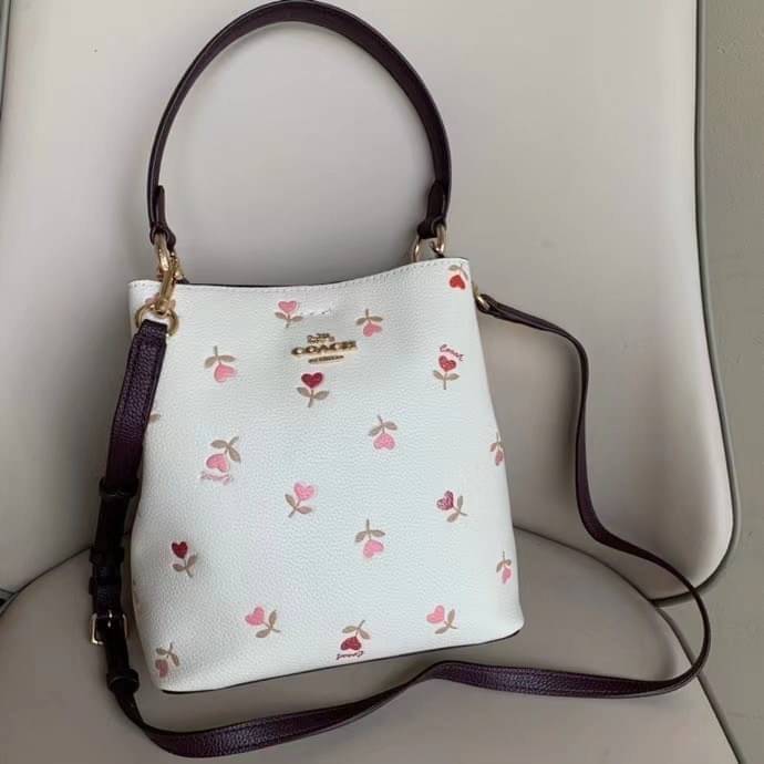 COACH SMALL TOWN BUCKET BAG WITH HEART FLORAL PRINT ((C2811)) 💐พร้อมส่งสินค้าห้ามพลาดค่ะ! กระเป๋าหิ้ว//คล้องไหล่//สะพายครอสบอดี้ร์ได้ ใบเดียวเอาอยู่จร้า😘 หนังแท้โดดเด่นด้วยดอกหัวใจนูนสลับวิ้งๆ ได้สวยงามน่ารักมากๆค่ะ