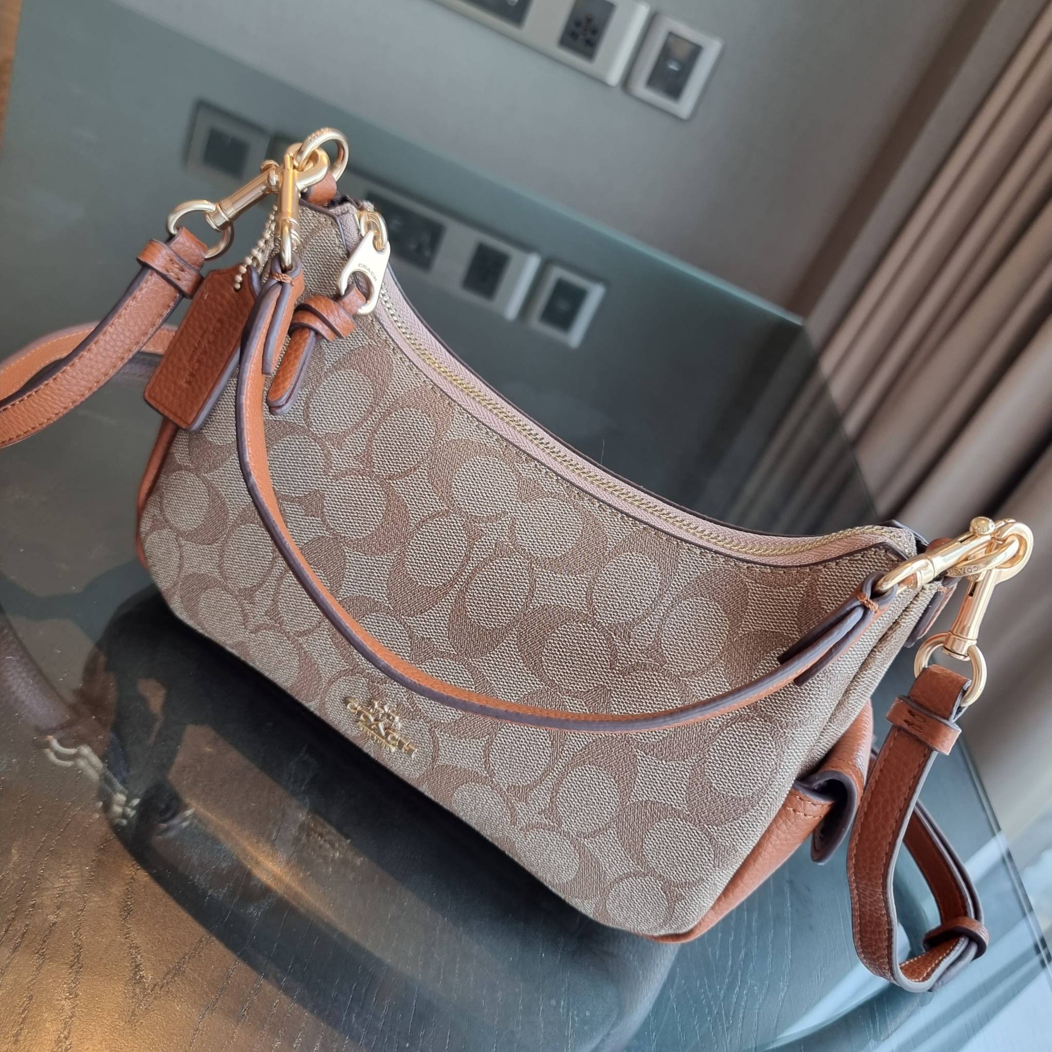 COACH C7223 PENNY SHOULDER BAG 25 IN SIGNATURE CANVAS คอลเลคชั่นเพนนีสุดคิ้วท์ ในรูปแบบของกระเป๋าสะพายไหล่กึ่งทรงพอช พร้อมเสิร์ฟความสวยถึงบ้านไปเลย!! ด้วยดีไซน์คลาสสิคย้อนยุค ที่แอบแฝงความเรียบหรู มาพร้อมสายสะพาย 2 เส้น เป็นสายคล้องมือและสายสะพายครอสบอดี้