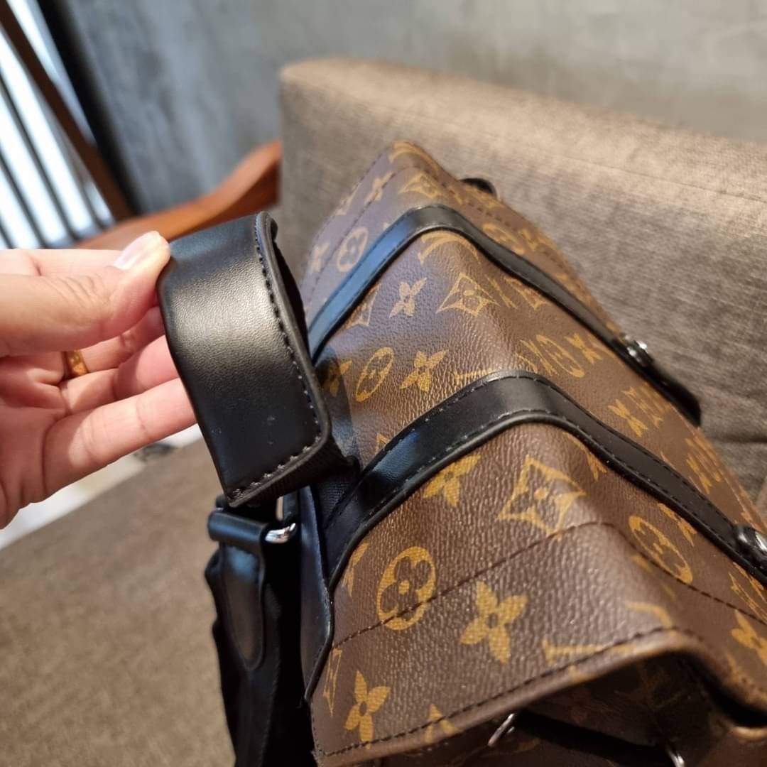LV Christopher PM Monogram Eclipse Reverse เป้สะพายหลังใบใหญ่ LV MONOGRAM BACKPACK ที่หนุ่มๆตามหากันมากที่สุด LONG WEEKEND กระเป๋าใบใหญ่ต้องมี!! รุ่นสุดฮอต!! ด้วยรูปทรงที่คลาสสิค สไตล์เอกลักษณ์ วัสดุหนังแคนวาส ทนทาน