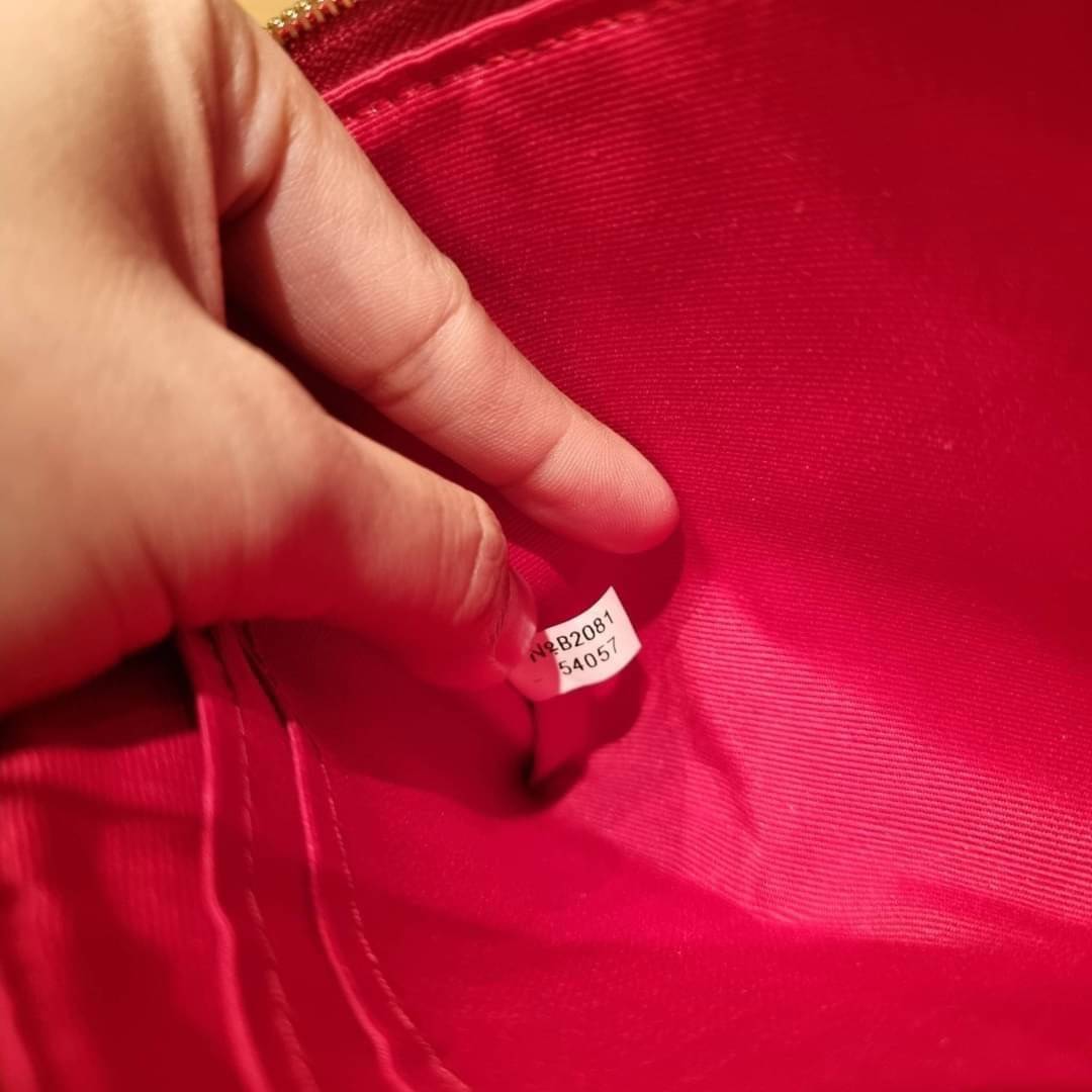 COACH F54057 DOUBLE ZIP WALLET IN SIGNATURE กระเป๋าคล้องมือ size L ใบนี้ใส่มือถือได้ทุกรุ่น ขนาดกำลังดี พกพาสะดวกมากๆ วัสดุหนังสังเคราะห์ ภายในเป็นผ้าสีสวยคม ใส่ธนบัตร ใส่บัตรได้เยอะ ใส่มือถือได้สบายๆทุกรุ่น ตอบโจทย์สาวๆที่ไม่ชอบพกเยอะวุ่นวายจ้า ใบนี้เอาอ