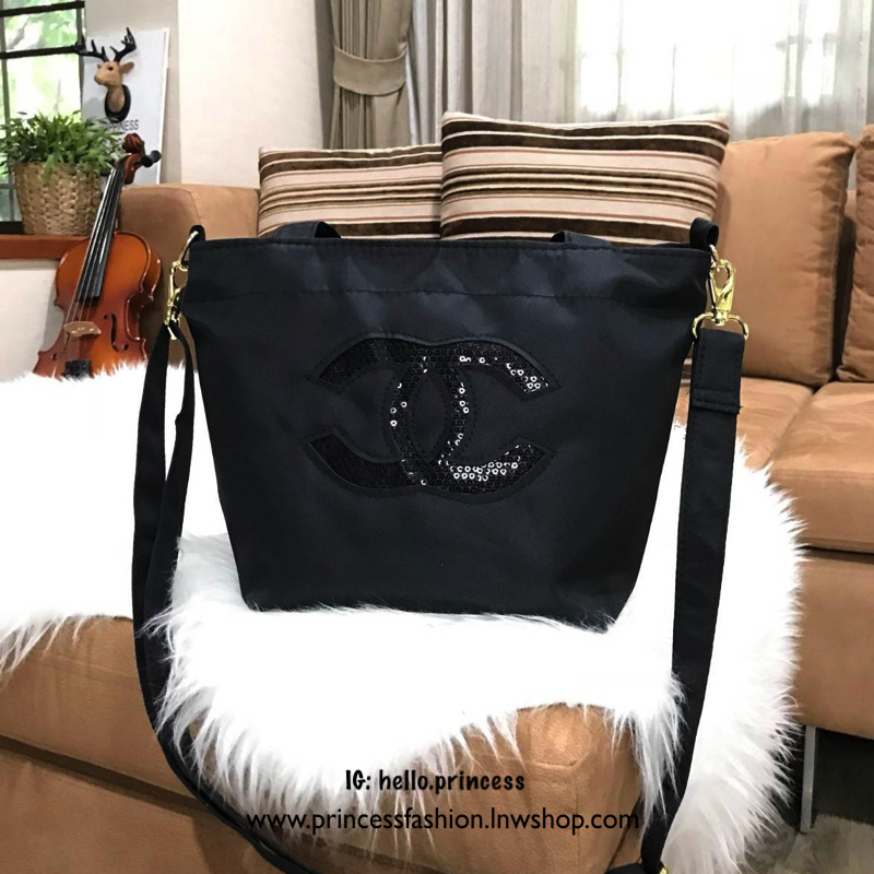 Chanel Beaute Black Sequin Shopping Bag กระเป๋าสะพาย ShoppingBag พรีเมี่ยมกิ๊ฟ Limited Edition ของแท้นำเข้าจากเคาน์เตอร์ Chanel Beaute ขนาดมินิ ด้านหน้า logoCC ประดับเลื่อมสีดำ เปิดปิดด้วยซิป หัวซิปแบรนด์ ภายในมี logo brand และช่องซิป ซับใน 100% Polyester