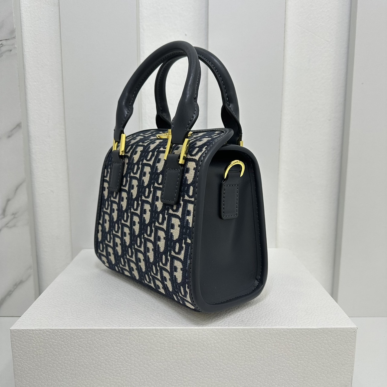 DIOR SMALL BOSTON BAG Blue Oblique Embroidery / DIOR Box Bag กระเป๋าสะพายทรงกล่อง New for Winter 2023 คอลผู้ดี สวยหรู ตอบโจทย์และแมทช์ได้กับทุกลุคทุกสไตล์