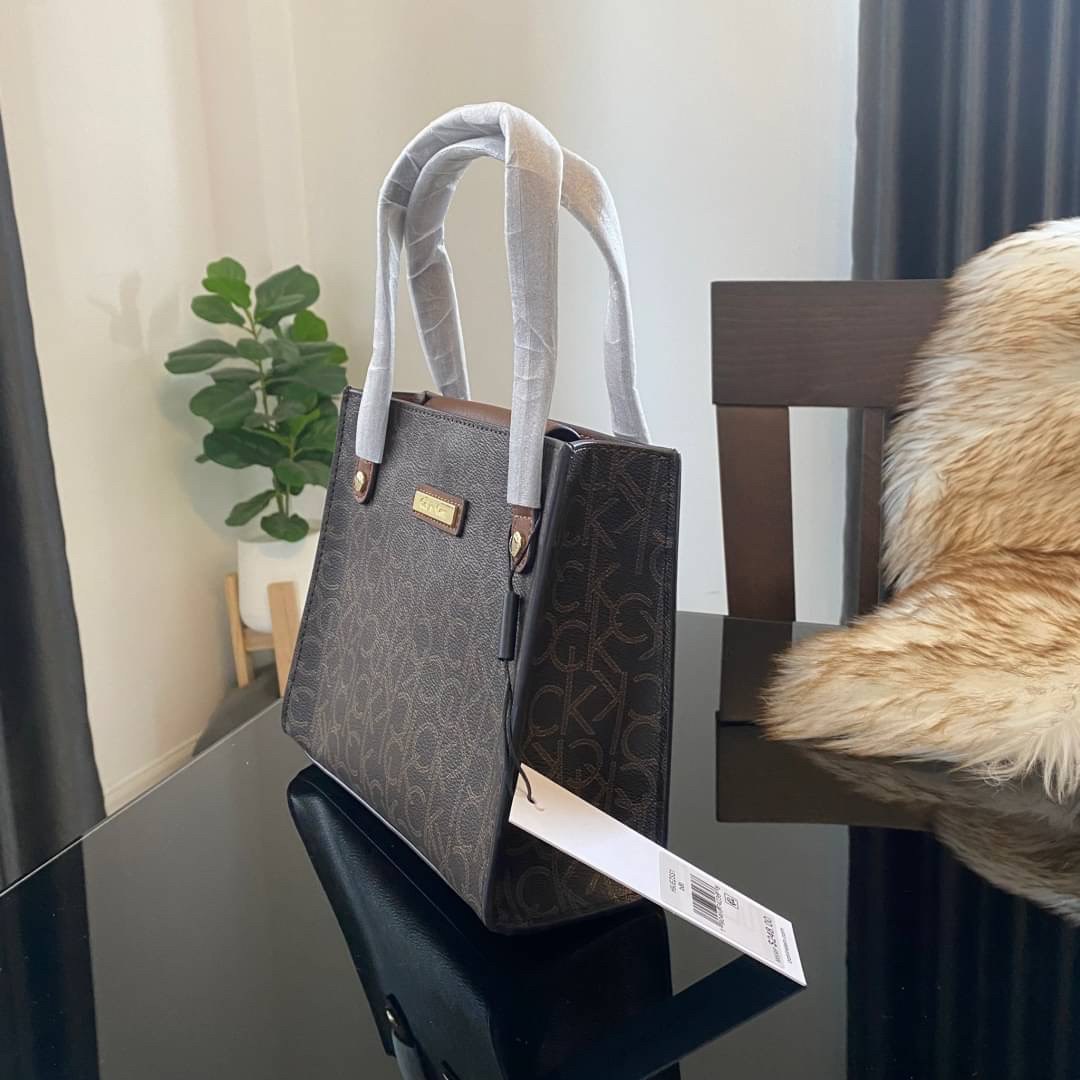 CALVIN KLEIN JEANS crossbody bag กระเป๋าถือหรือสะพาย ลายซิกเนเจอร์แบรนด์ทั้งใบ มีหูจับสำหรับถือ เปิด-ปิดกระเป๋าด้วยกระดุมแม่เหล็ก ด้านในโล่งกว้างมีช่องเล็กและช่องซิปสำหรับใส่ของจุกจิก ซับในลายแบรนด์อย่างดี มาพร้อมสายสะพายยาวปรับระดับได้ สามารถใช้ได้หลากหล