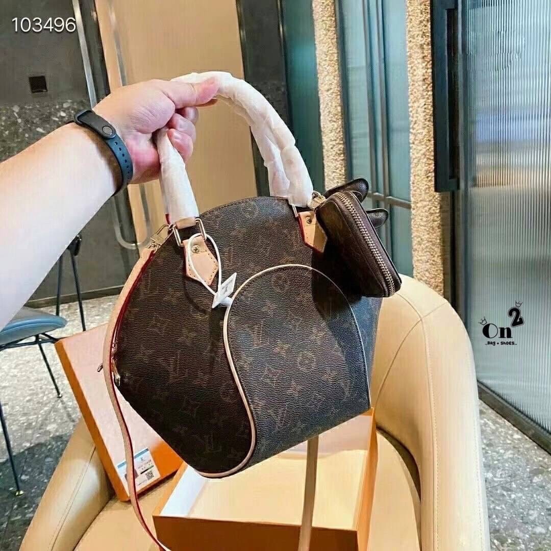 LV Ellipse PM Monogram Canvas Handbag กระเป๋าสะพายทรงหรูหรา มีสไตล์ รูปทรงโค้งแต่งขอบหนัง เป็นเอกลักษณ์ลงตัวสมบูรณ์แบบ ใบจริงสวยมากกกก ได้สวยก่อนใคร ต้องจัดแล้วจ้า พร้อมส่งที่นี่ ที่เดียว!! **พิเศษ แถมกระเป๋าสตางค์ใบเล็ก และตัวห้อยน้องหมา คุ้มสุดๆ เลยค่า