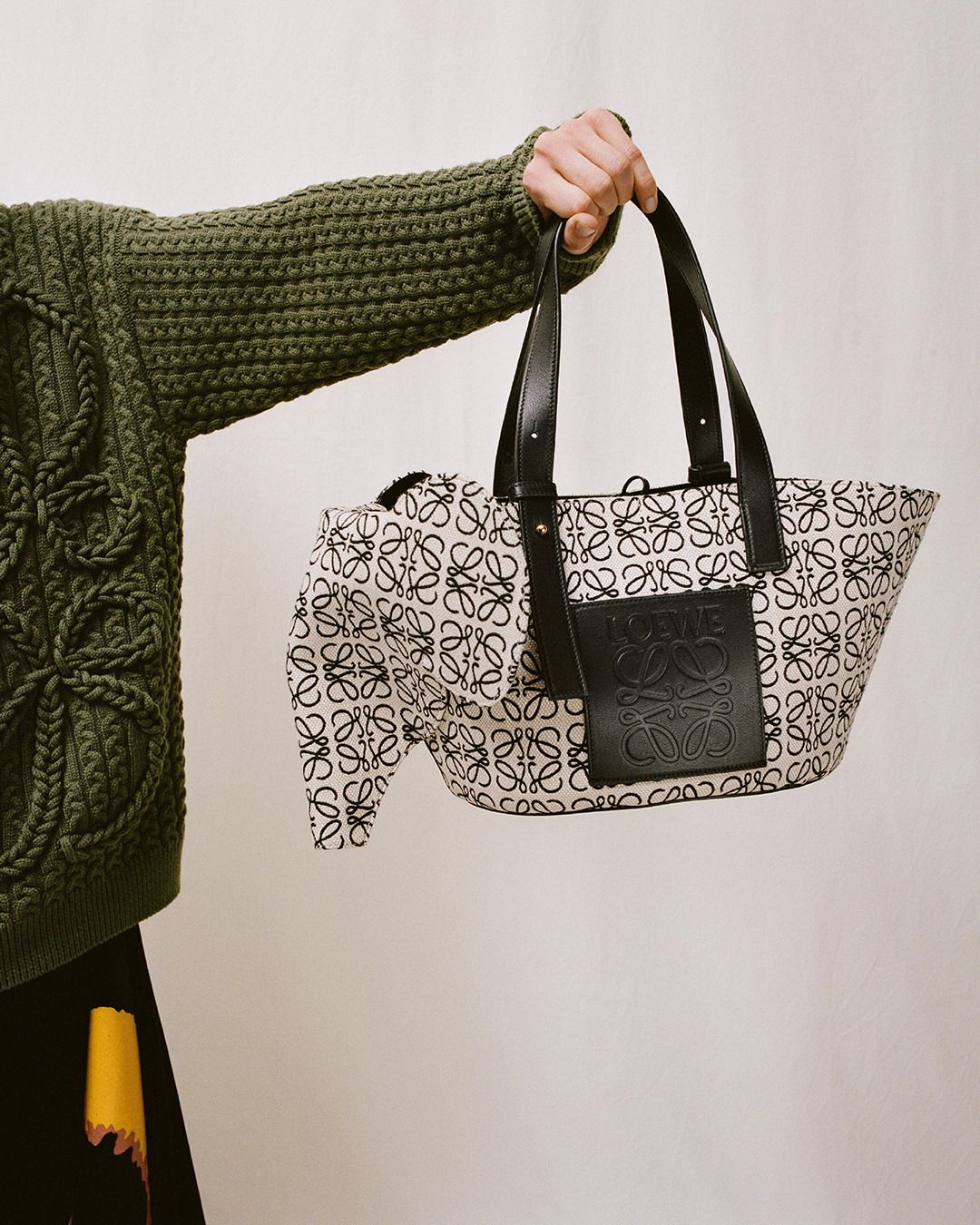 LOEWE Canvas Elephant Bag In Anagram Print คอลเลคชั่นใหม่ล่าสุดเลยค่ะ น้องช้างน่ารักมากมาย งานแบรนด์หรูจากประเทศสเปน โลเอเว่ (LOEWE) กระเป๋ารูปทรงช้างเป็นเหมือนหนึ่งในซิกเนเจอร์ของแบรนด์ ดีไซน์คงเอกลักษณ์วัสดุ Anagram Canvas Jacquard Fabric ผสมผสานกับหนัง
