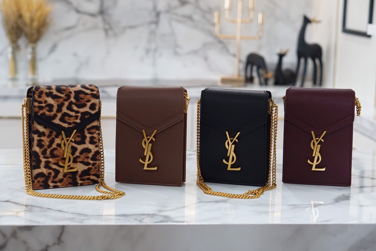 VIP 】YSL SAINT LAURENT CRASSANDA MONOGRAM PHONE BAG 5สี พร้อมส่งที่ไทย ที่นี่ที่เดียว กระเป๋าสะพายครอสบอดี้ขนาดกำลังน่ารักเลยย ทรงสูงใส่โทรศัพท์ได้ทุกรุ่น งานหนังเรียบสวย อะไหล่ทองรมควันหรูมากๆ สะพายดึงได้ทั้งสั้น ยาว ช่องด้านในแบ่งช่อง หยิบของสะดวกค่า ไม
