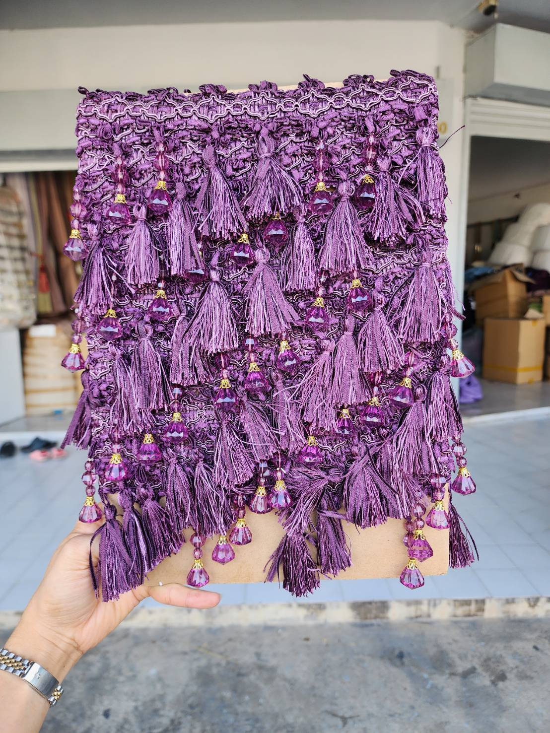 ชายครุยผ้าม่าน สีม่วง (ยกพับ10หลา) (มีลูกปัดอย่างดี)/ประดับคริสตัลใส รุ่นDขนาด4นิ้ว
