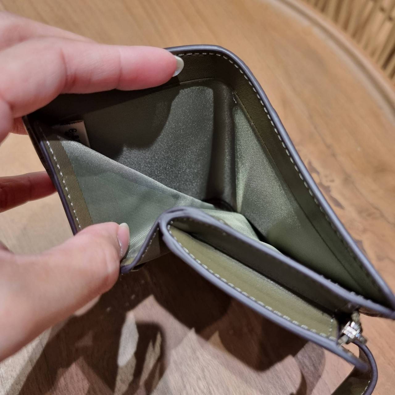 COACH C0082 MEDIUM CORNER ZIP WALLET IN SIGNATURE CANVAS ดีไซน์ใหม่ล่าสุด!! กระเป๋าสตางค์ใบกลาง 👛 ขนาดกำลังเหมาะมือ วัสดุหนังแคนวาสเคลือบลาย ดูแลรักษาง่าย มีช่องใส่บัตรและธนบัตรครบ และช่องซิปแยกไว้ใส่เหรียญ ครบเซ็ทแบบนี้เหมาะส่งต่อเป็นของขวัญที่สุ