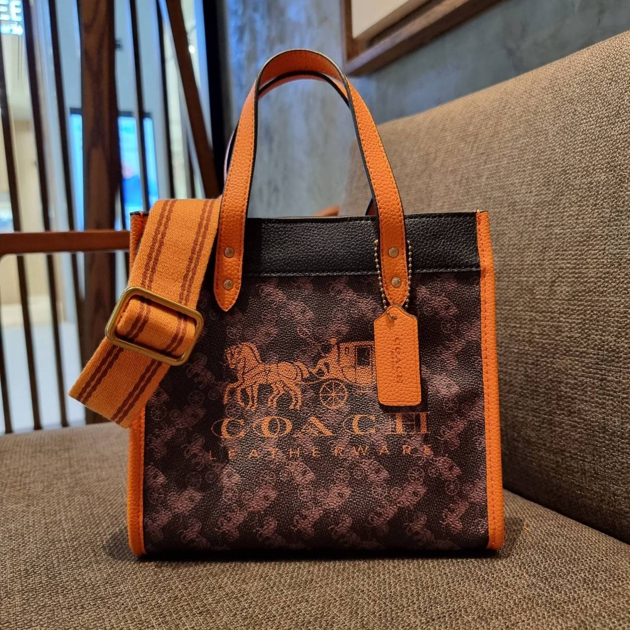 COACH C8456 FIELD TOTE 22 WITH HORSE AND CARRIAGE PRINT AND CARRIAGE BADGE คอลเลคชั่นสุดคลาสสิค ต้อนรับซัมเมอร์ ทั้งสดใสและร้อนแรง สวยหรูดูแพงในไอเท็มเดียว กระเป๋าทรงโท้ท ไซส์กำลังสวย น่ารักน่าใช้ ฟังก์ชั่นการใช้งานสะดวกที่สุด มีทั้งสายคล้องแขนในตัว และสา