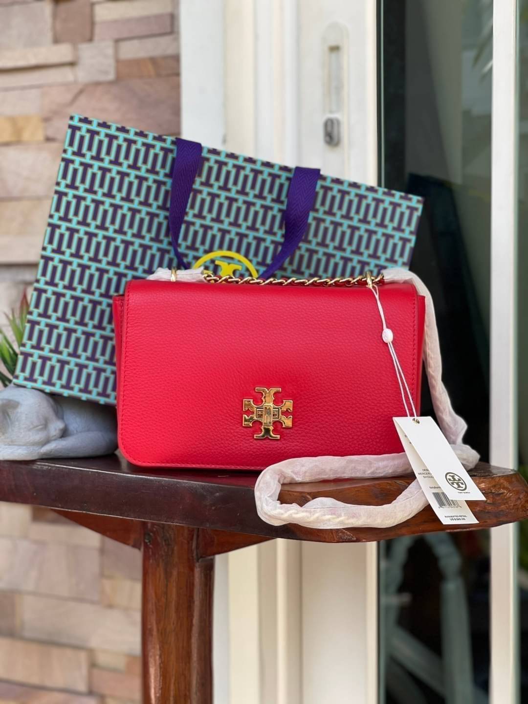 Tory burch description mercer adjustbale shoulder bag เป็น Collection รุ่นท็อปที่สาว ๆ หลายคนถูกใจ ด้วยทรงกระเป๋าคลาสสิกสุดเก๋ ใช้งานแบบไหนก็ดูดี ในลุคช์สาวหวานแบบสะพายสายคู่ หรือ ต้องการความคล่องตัวด้วยการสะพายแบบครอสบอดี้ มีดีไซน์ที่ Practical ต่อการใช้